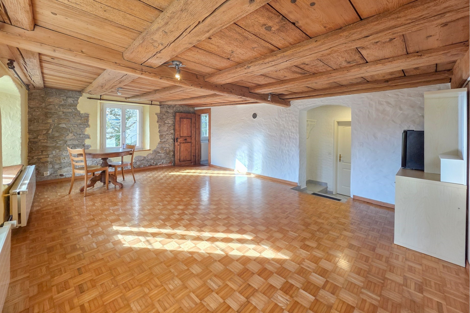 Rustikaler Wohnraum mit Holzbalkendecke