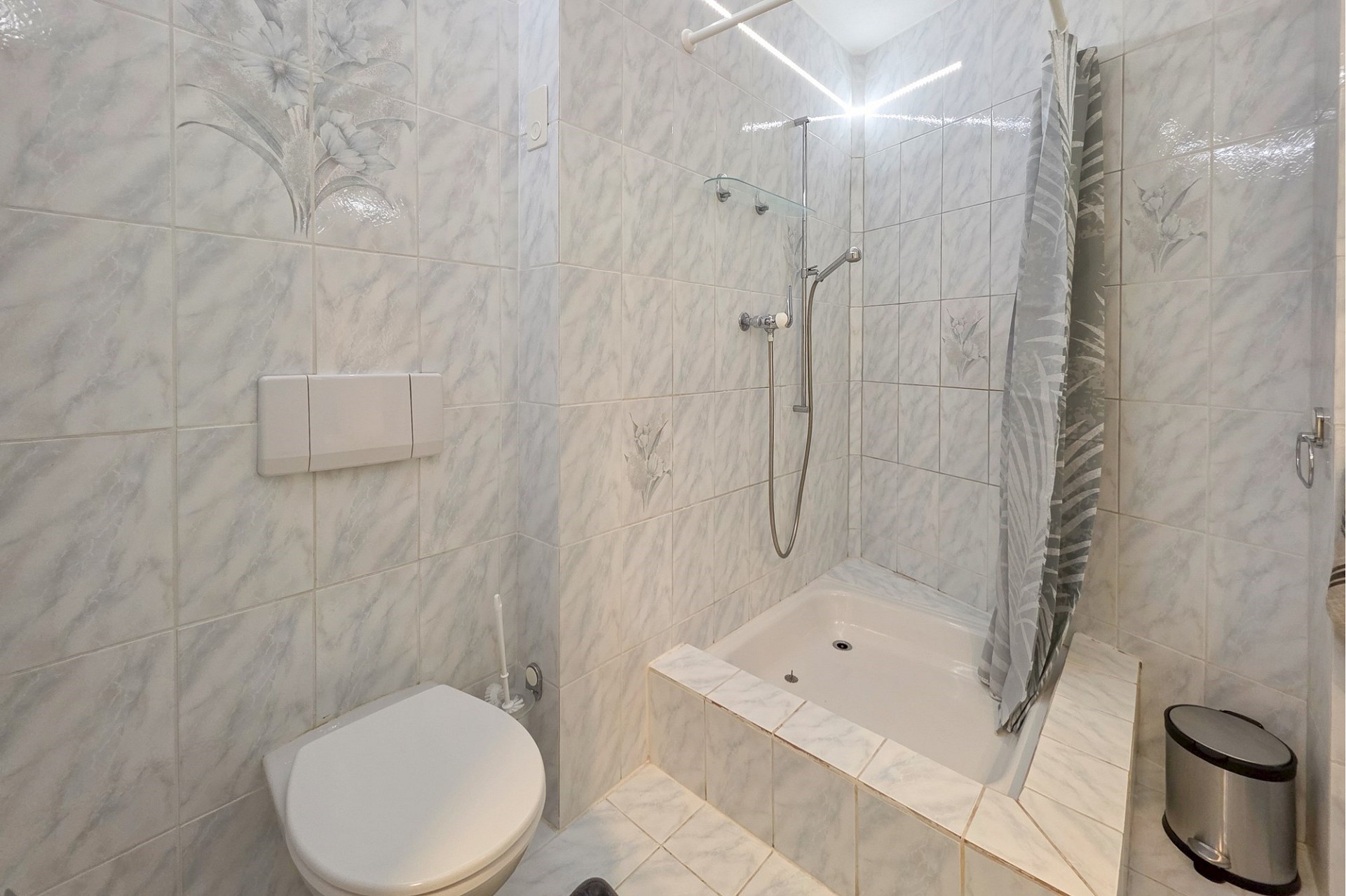 Badezimmer mit Badewanne und WC