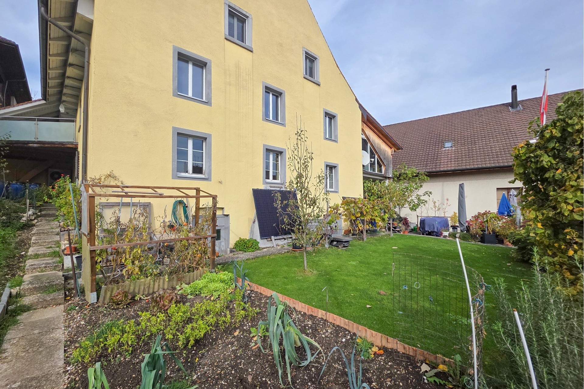 Haus mit Gartenansicht