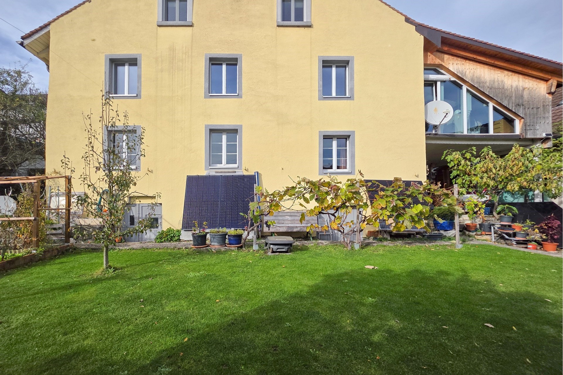 Hausansicht mit Garten