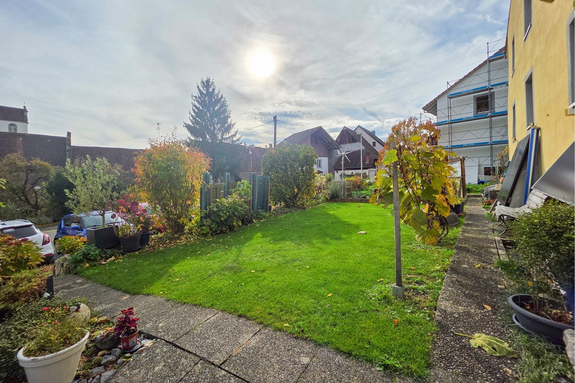 Garten mit Rasen und Nachbargebäuden