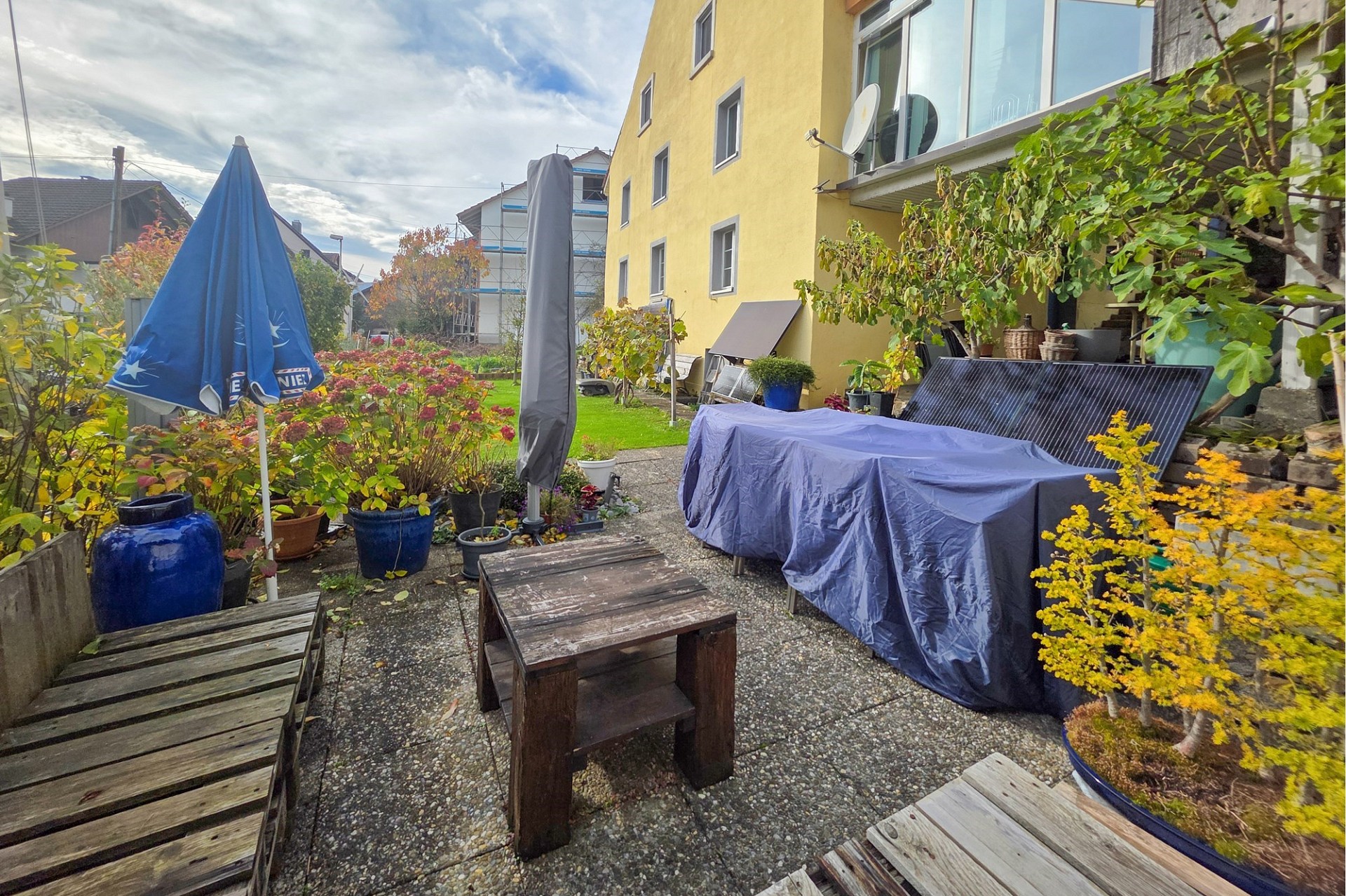 Garten- und Terrassenbereich an einem Wohnhaus