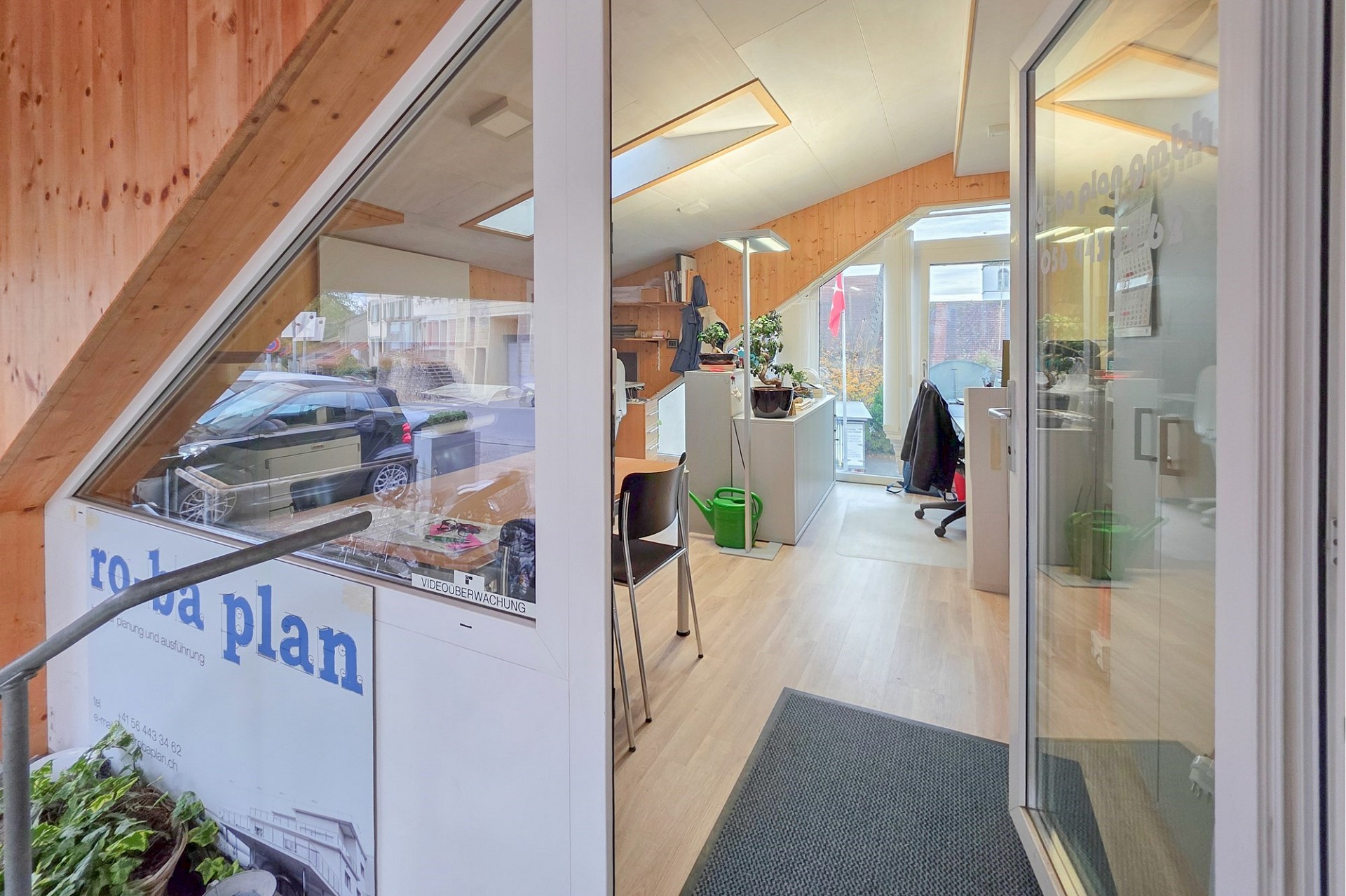 Büro-/Empfangsraum mit Glasfront