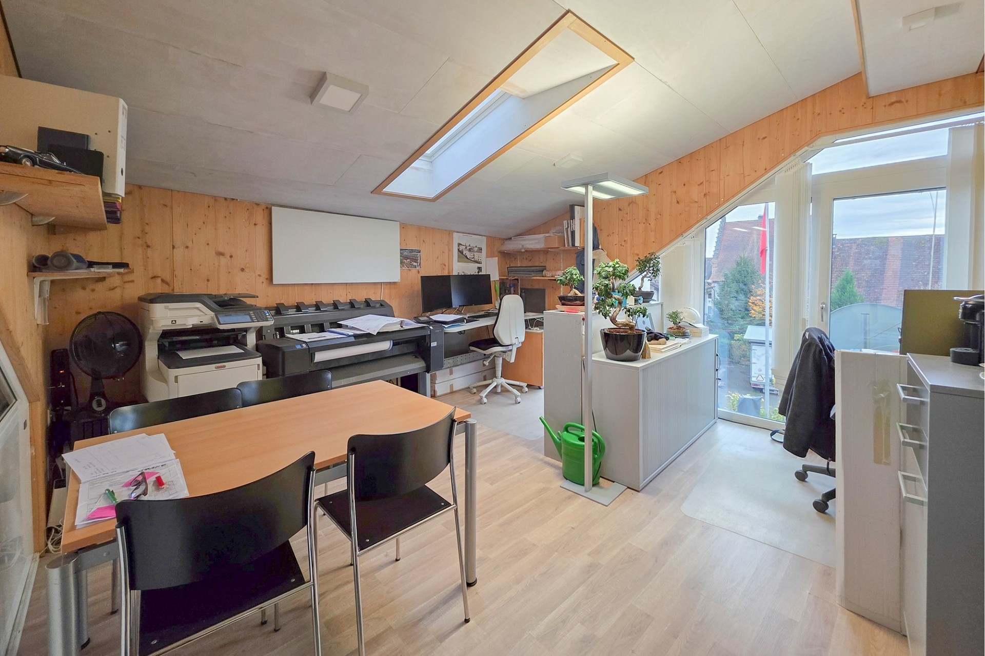 Helles Arbeitszimmer mit Dachfenstern