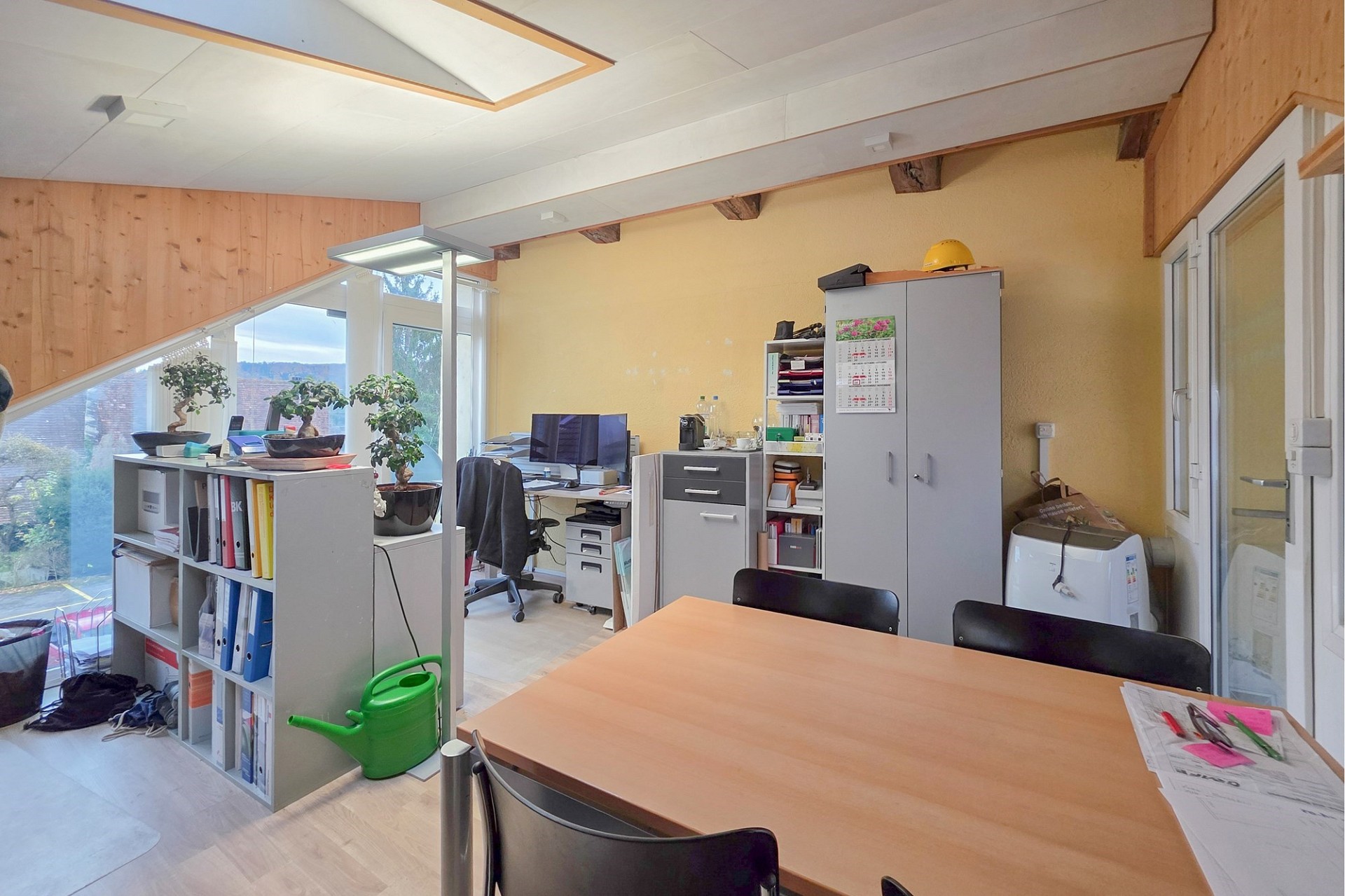 Helles Arbeitszimmer mit Dachschräge
