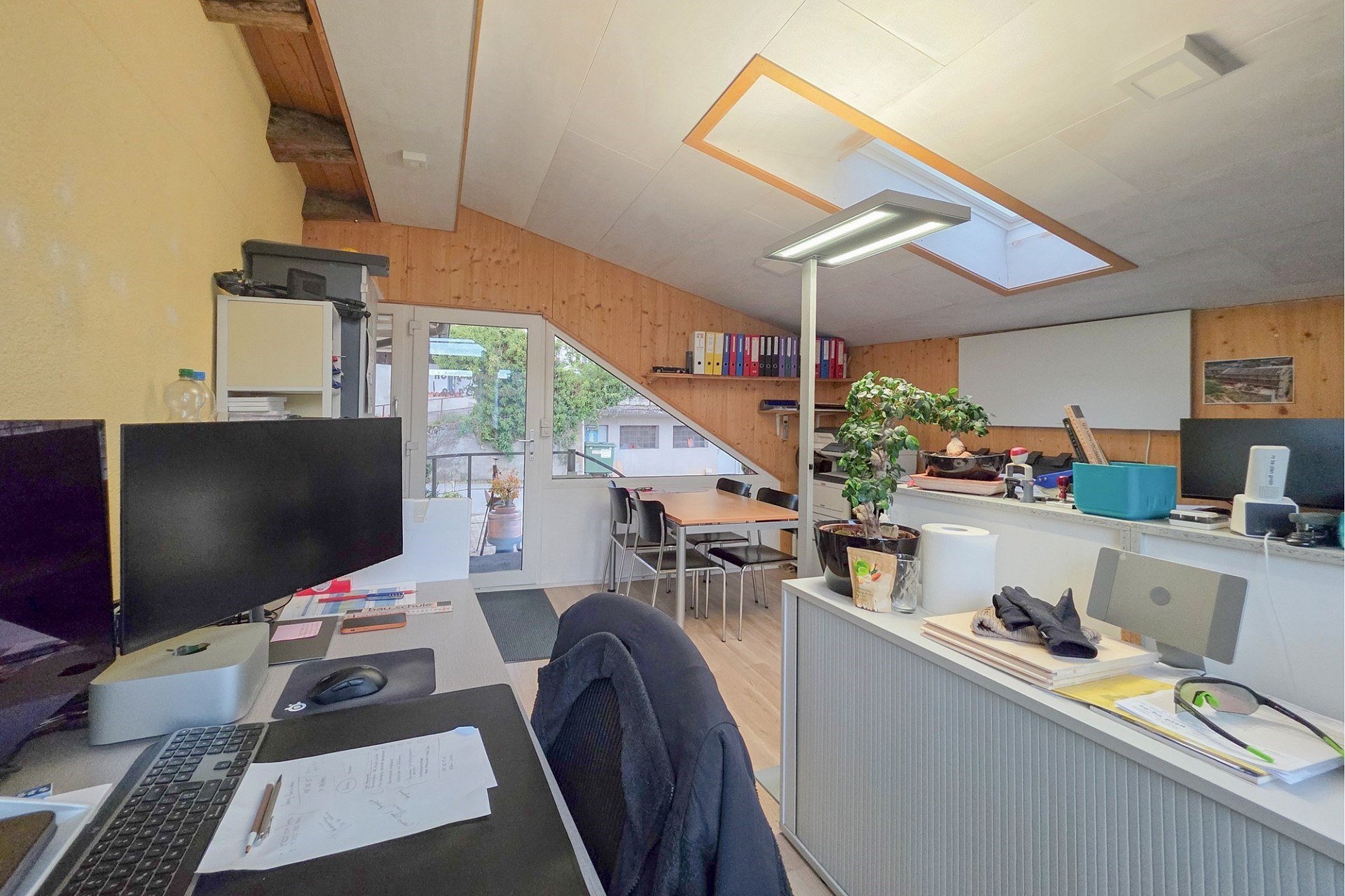 Dachgeschoss-Büro mit Arbeitsplätzen