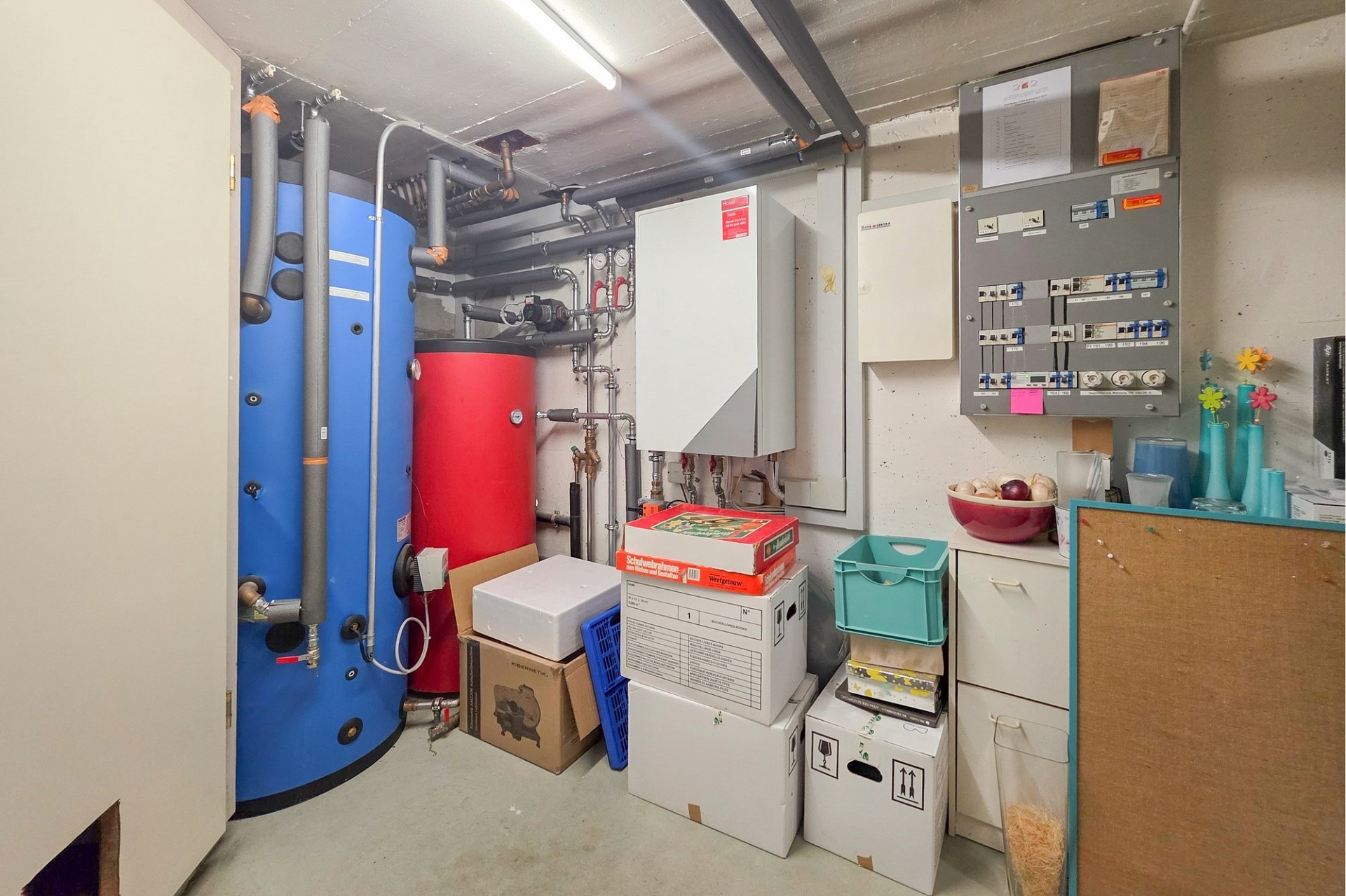 Technikraum mit Heiz- und Elektroanlagen