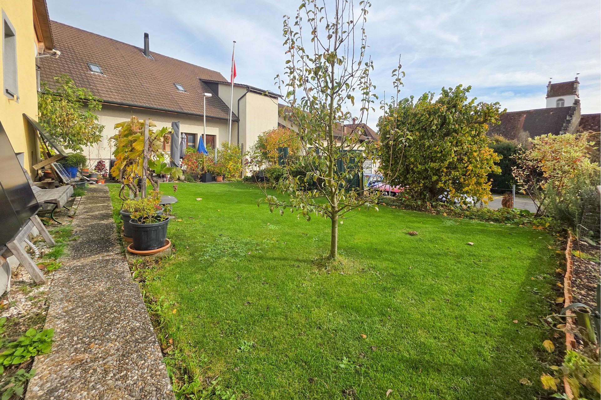 Garten mit Rasen und Wohngebäude