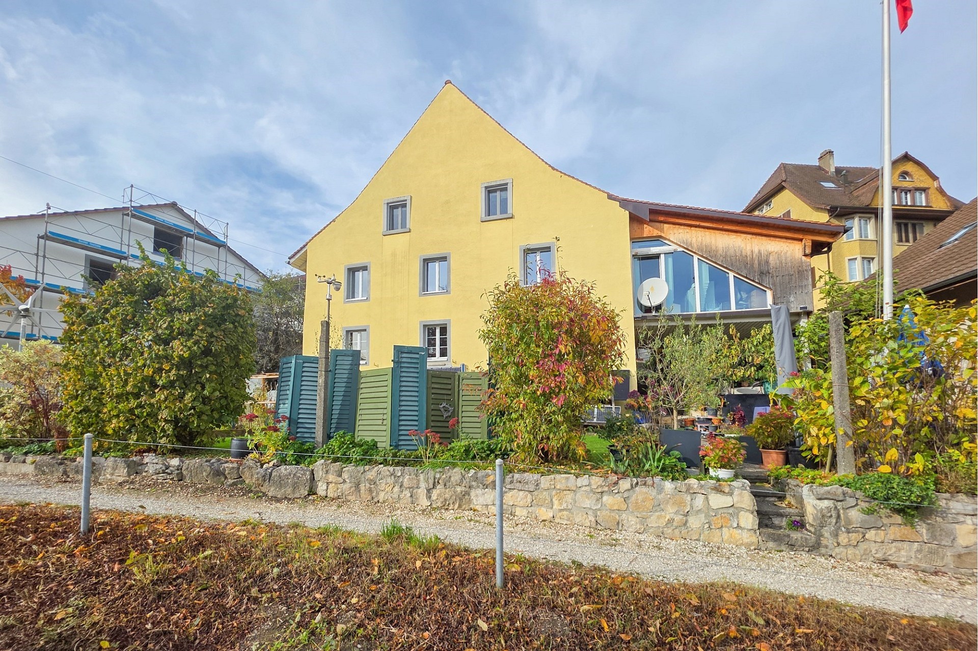 Gelbes Wohnhaus mit Garten