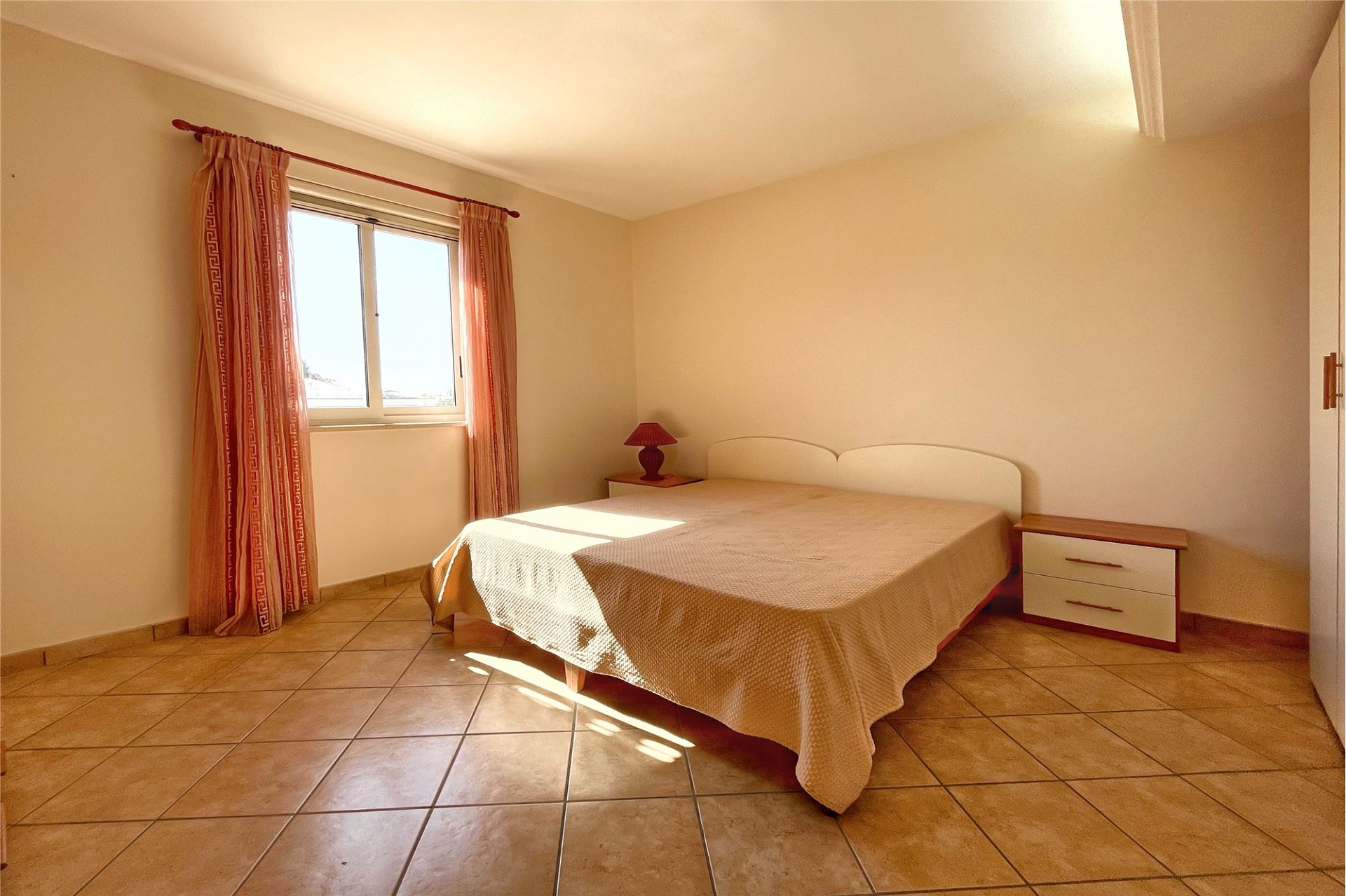 Helles Schlafzimmer mit Fliesenboden