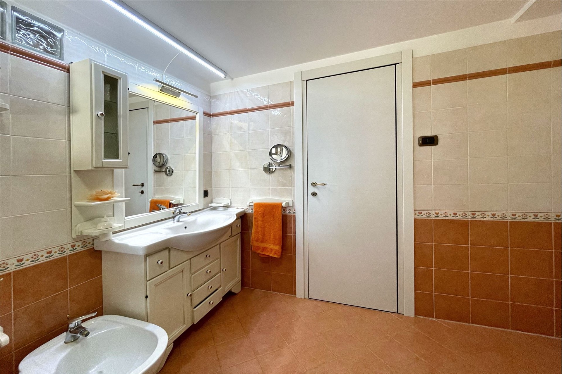 Badezimmer mit klassischer Fliesenoptik