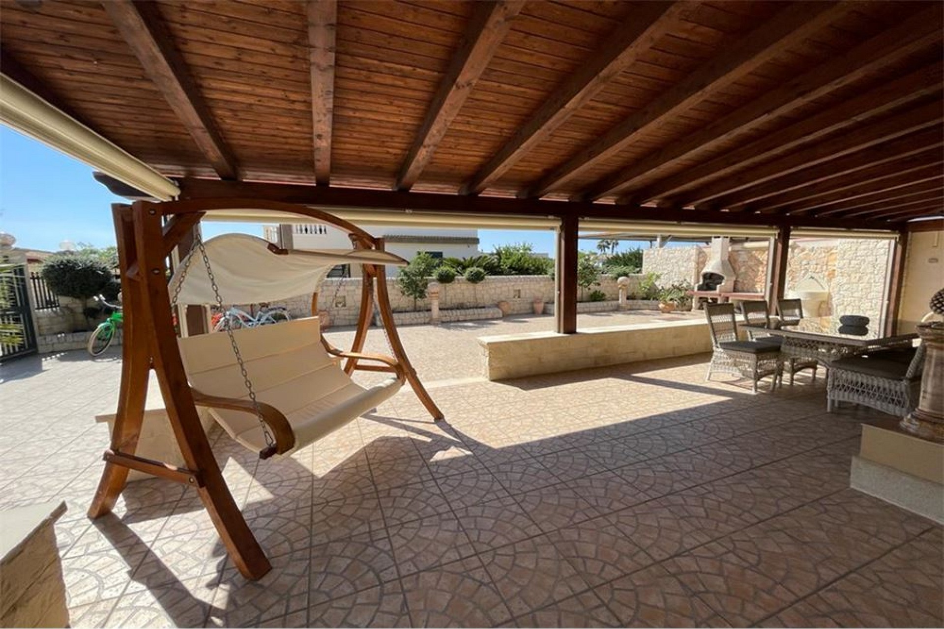 Überdachte Terrasse mit Sitz- und Liegebereich
