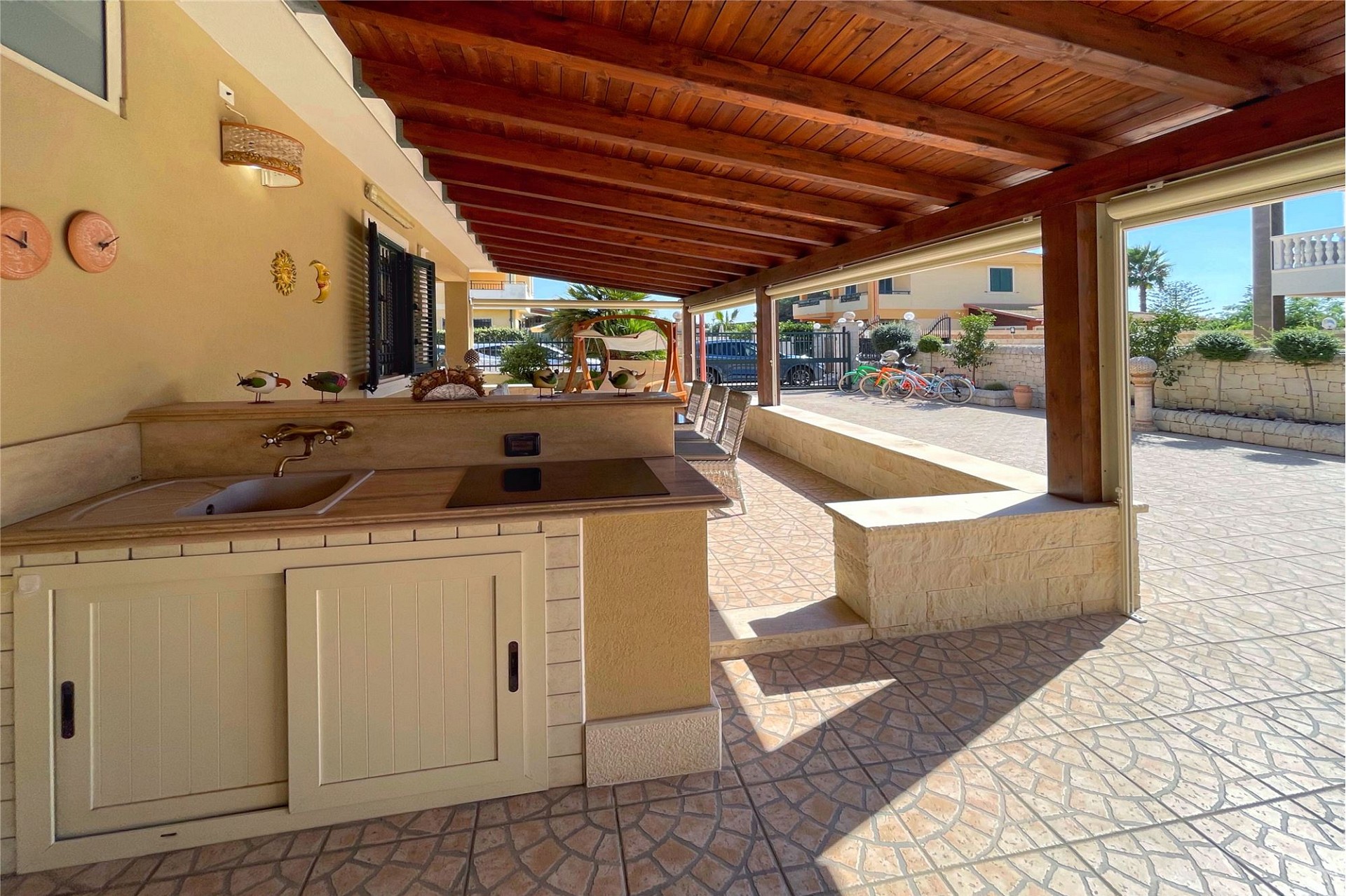 Überdachte Außenküche mit Terrasse
