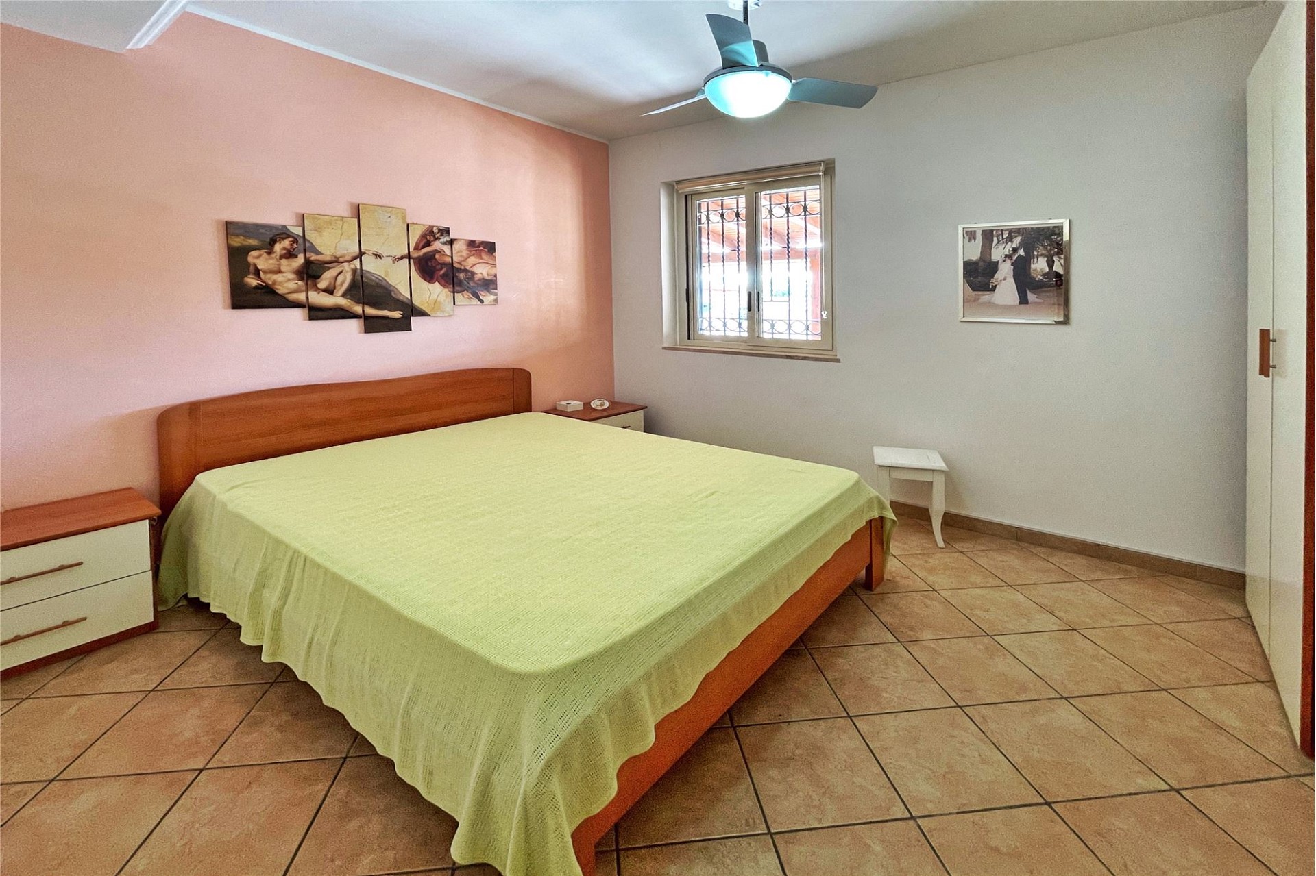 Schlafzimmer mit Fliesenboden