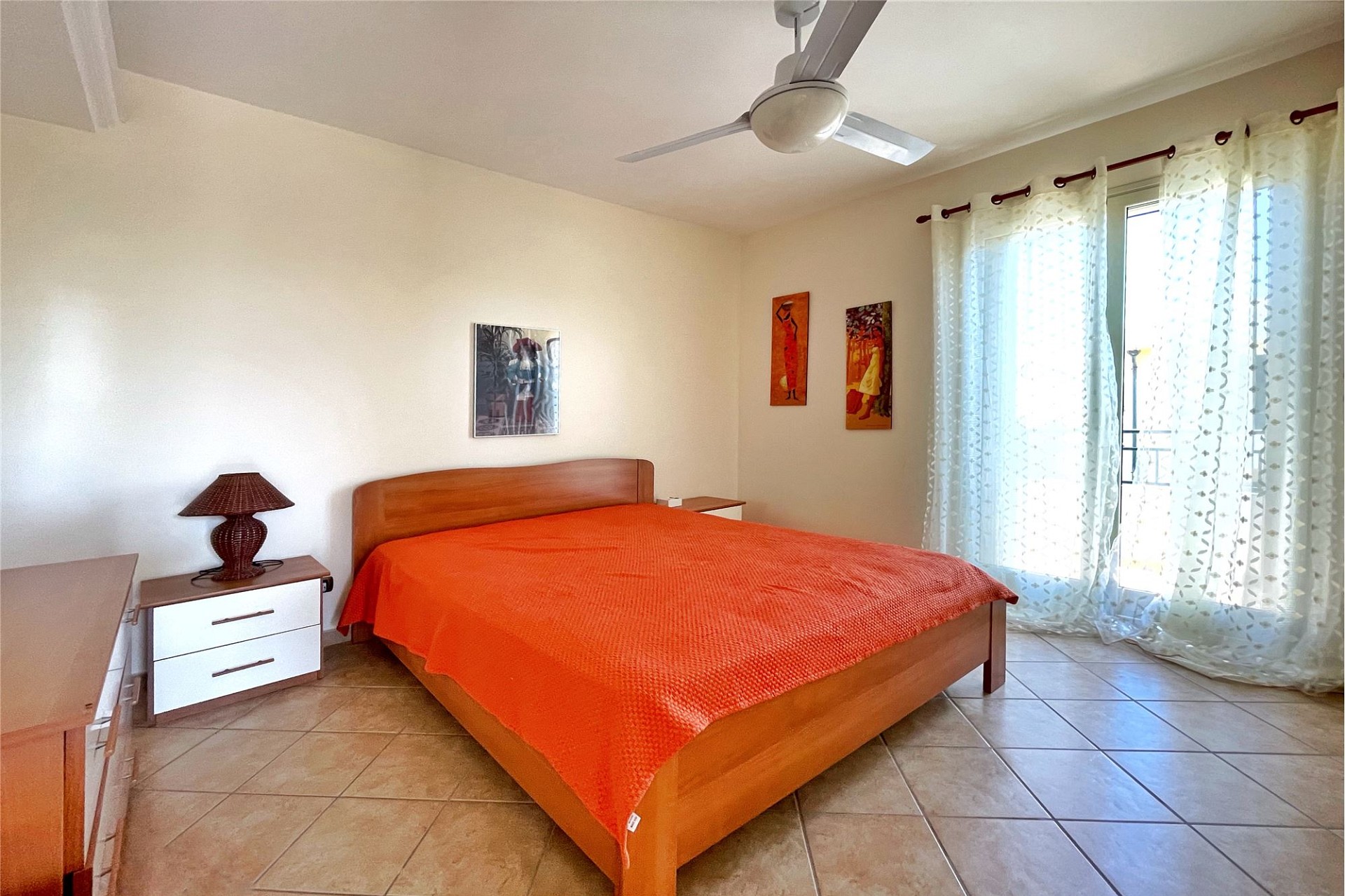 Helles Schlafzimmer mit Balkonzugang