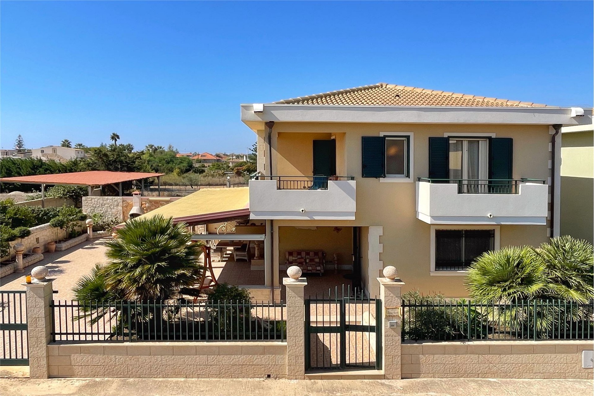 Mediterranes Einfamilienhaus mit Balkon und Vorgarten