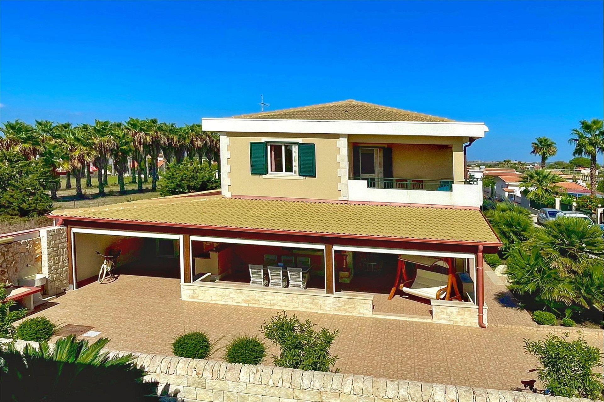 Mediterranes Einfamilienhaus mit überdachter Terrasse