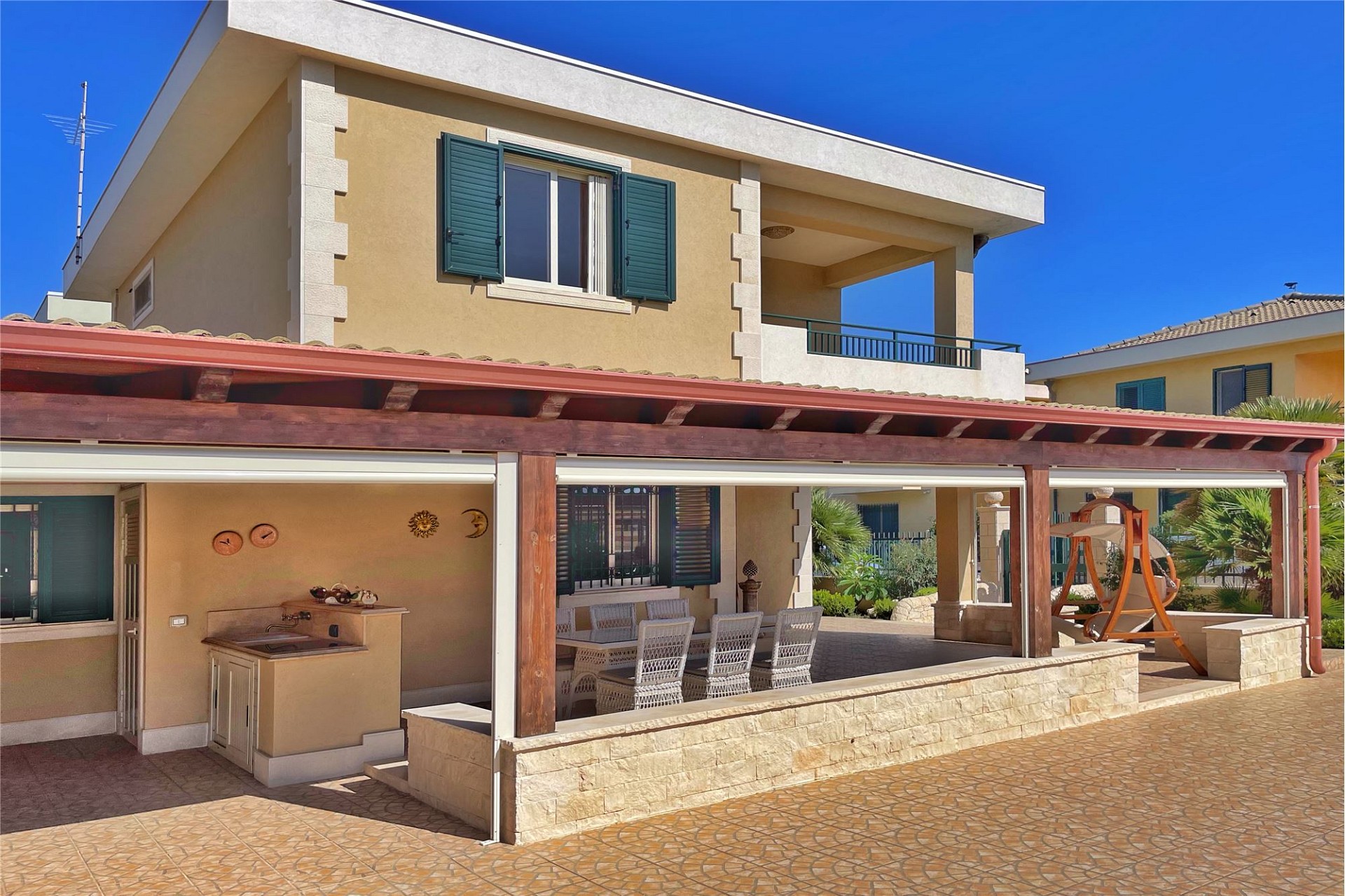 Außenansicht einer mediterranen Villa mit Terrassenbereich