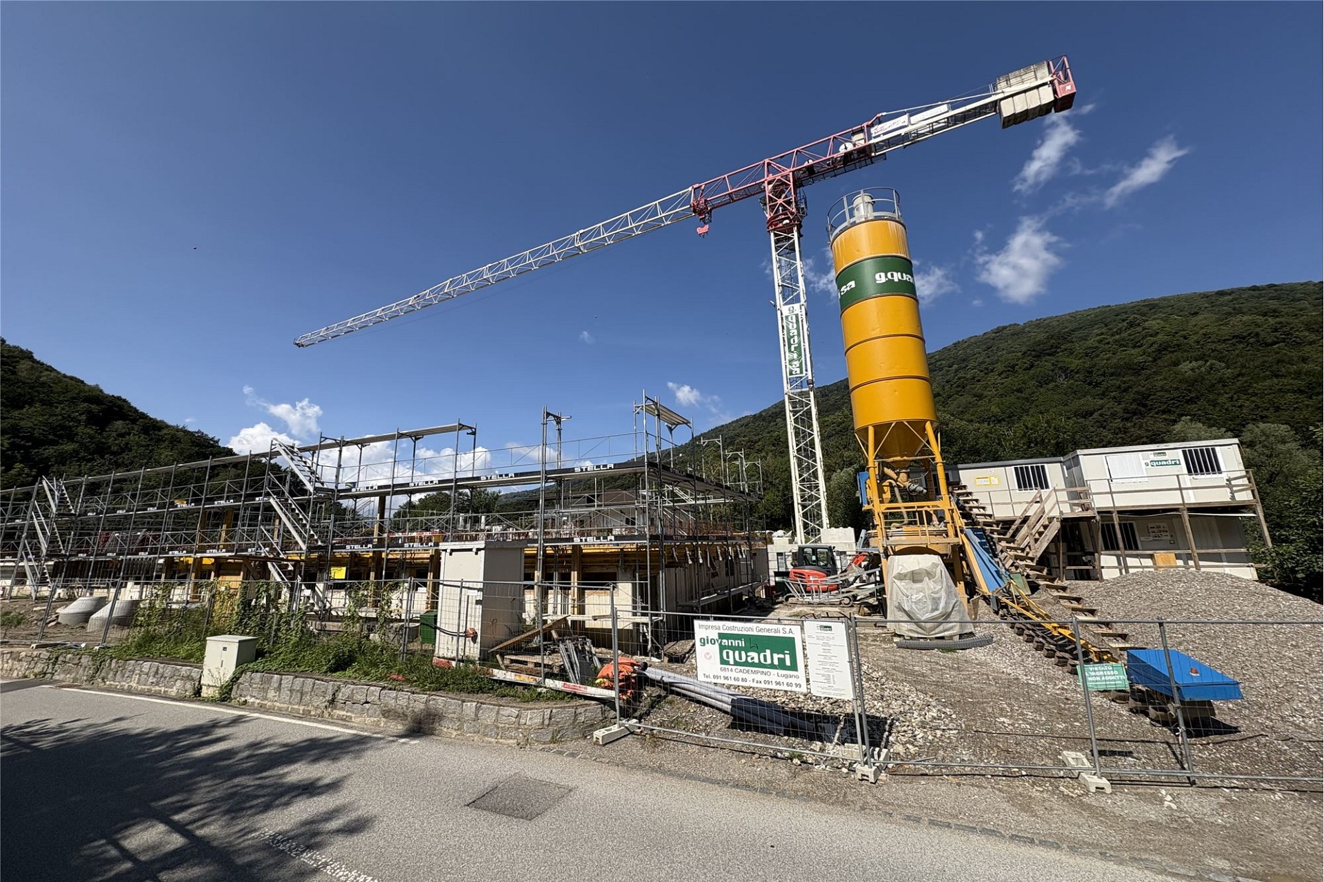 Baustelle mit Turmdrehkran
