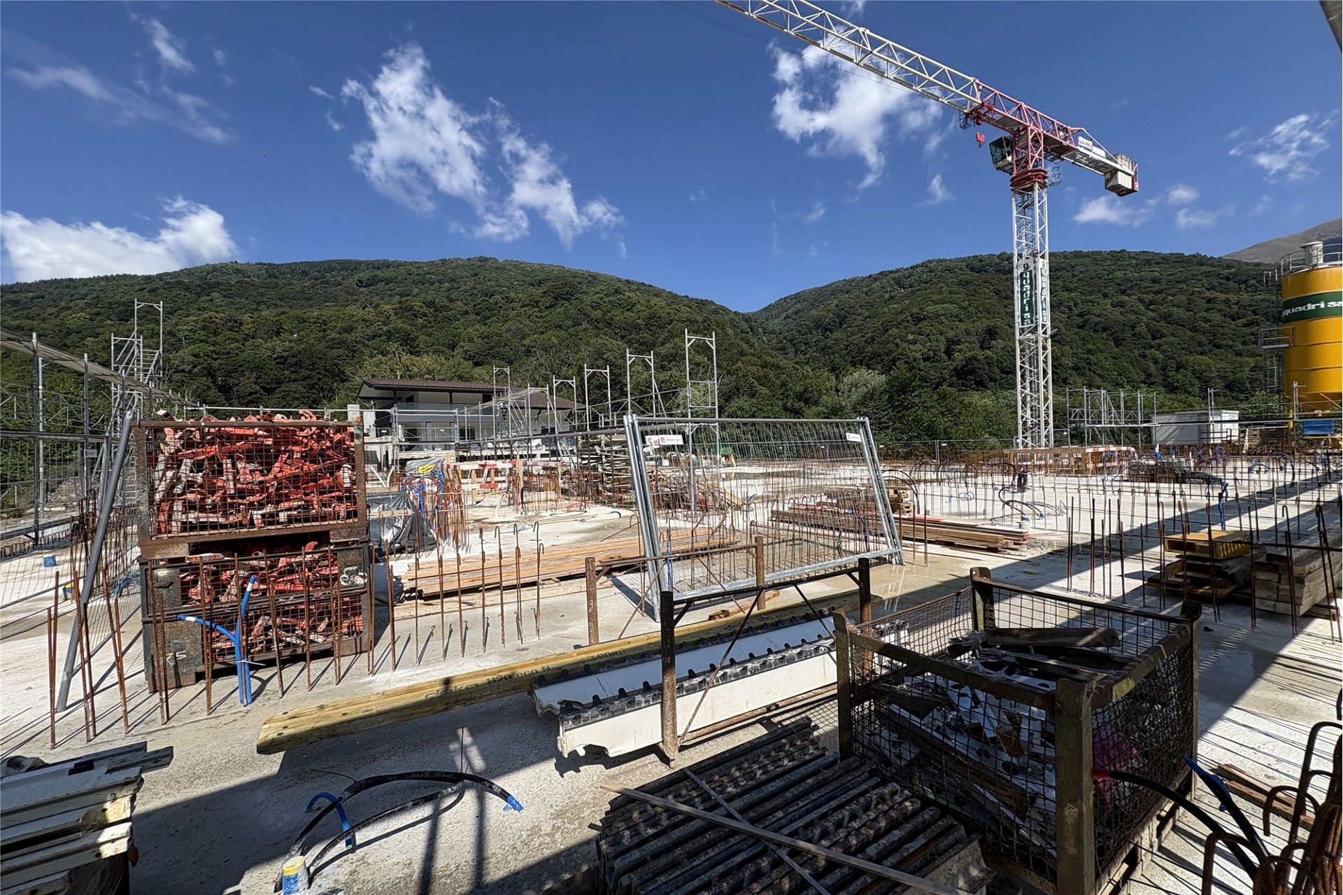 Baustelle mit Kran und Betonplatte