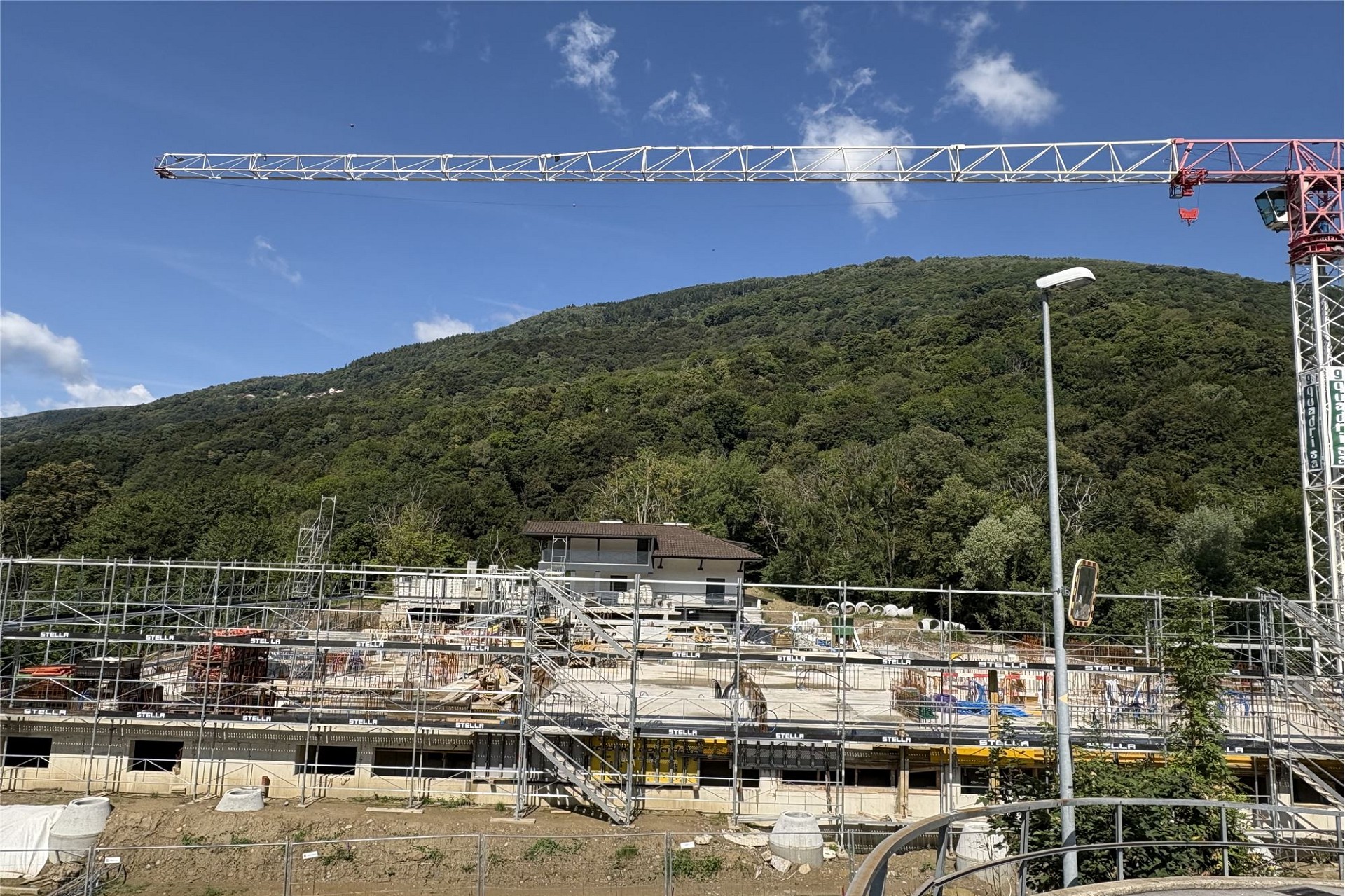 Baustelle mit Bergkulisse