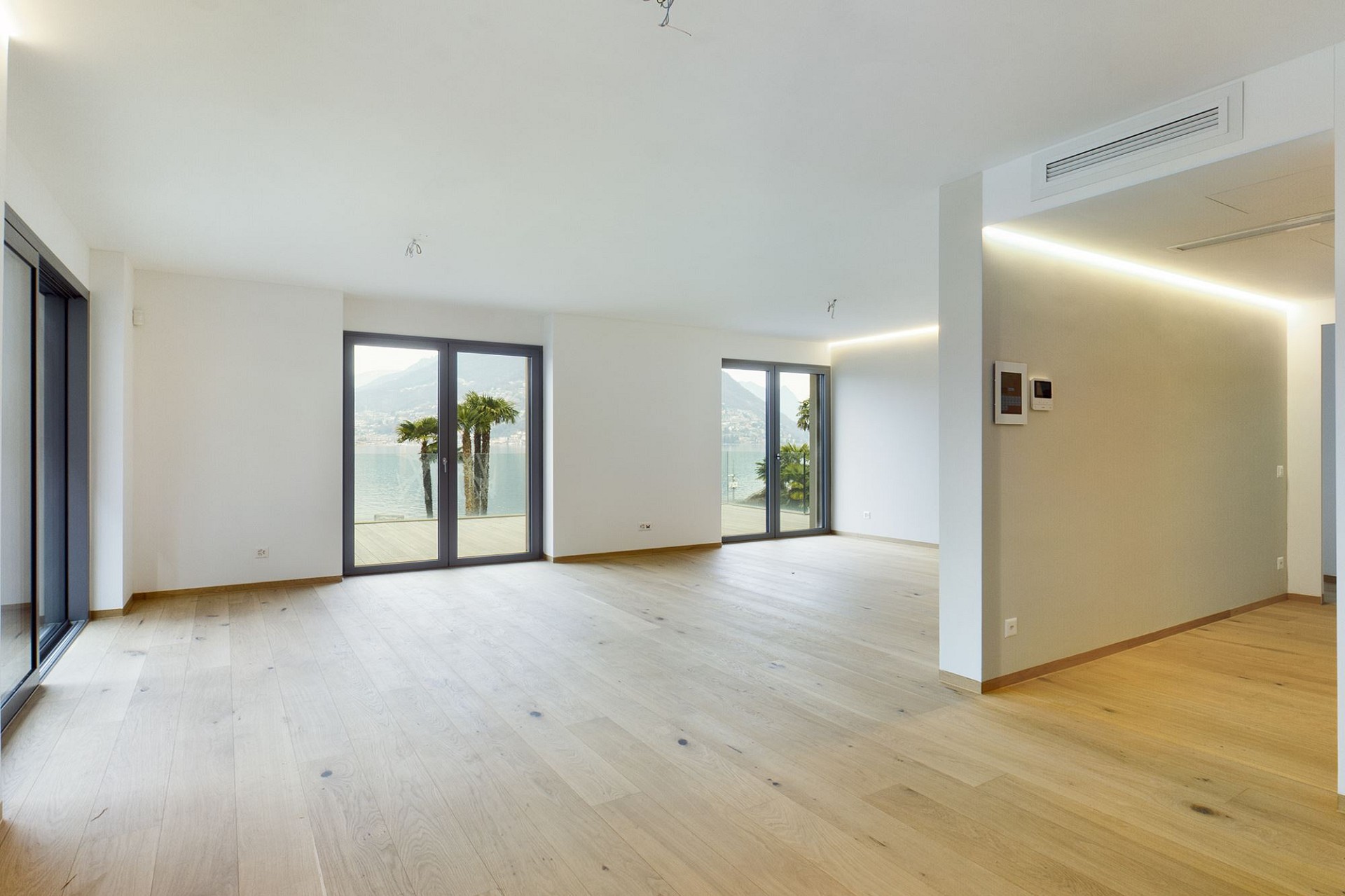 Heller leerer Wohnraum mit Seeblick