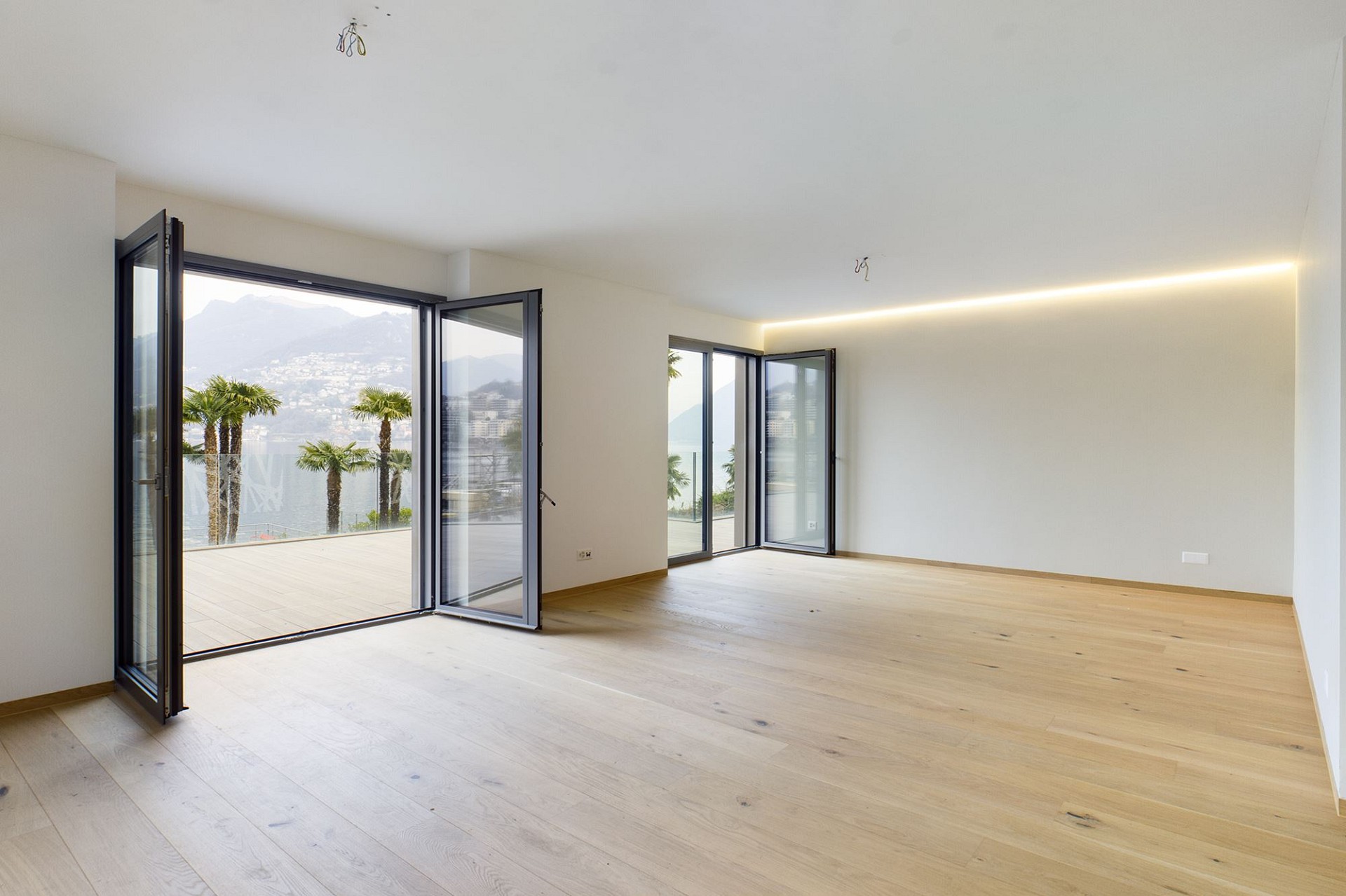 Heller, leerer Wohnraum mit Seeblick