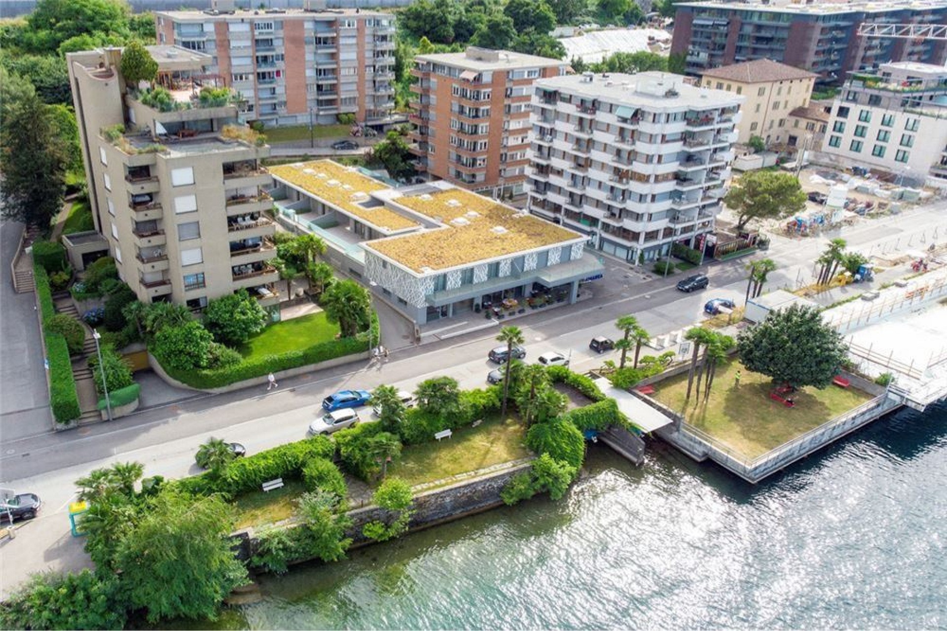 Luftaufnahme einer Wohnanlage am Wasser