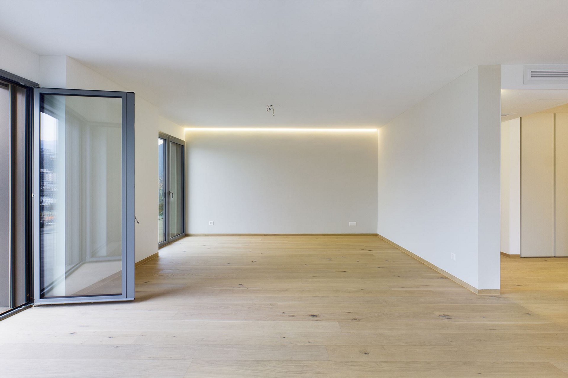 Helles, leer stehendes Wohninterieur mit Eichenboden