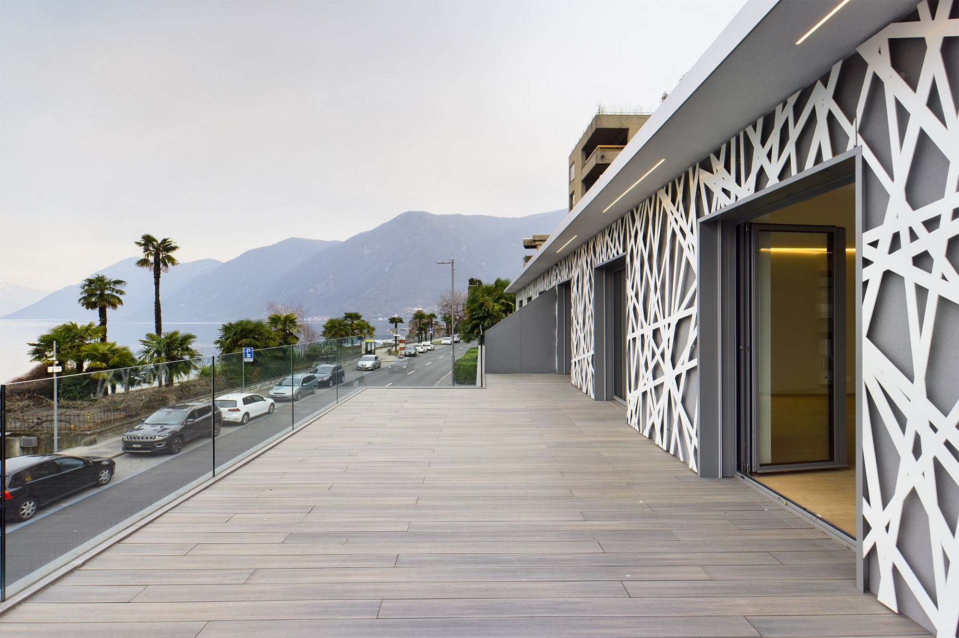 Moderne Dachterrasse mit Meerblick