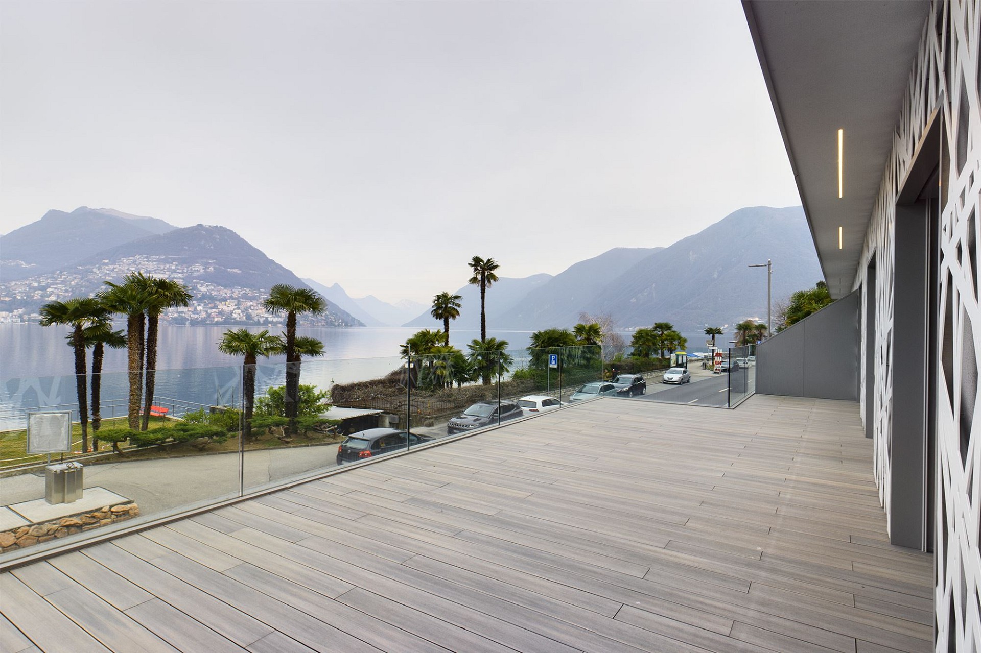 Große Dachterrasse mit Seeblick