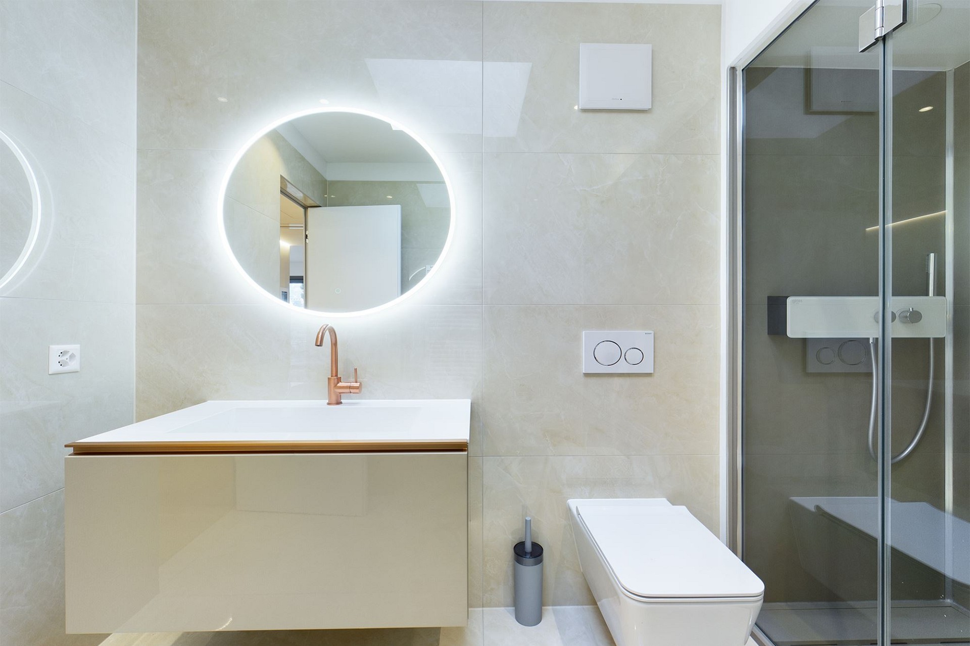 Modernes Badezimmer mit beleuchtetem Rundspiegel