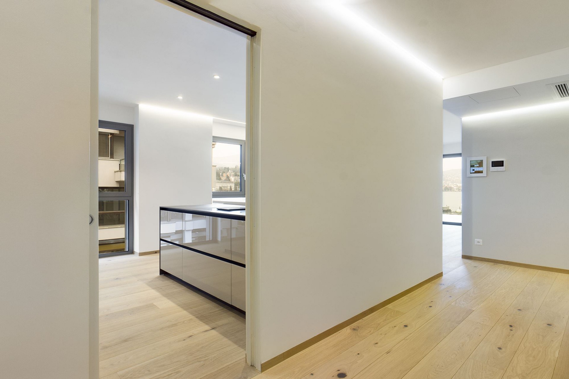 Heller moderner Flur mit Blick in offene Wohnbereiche