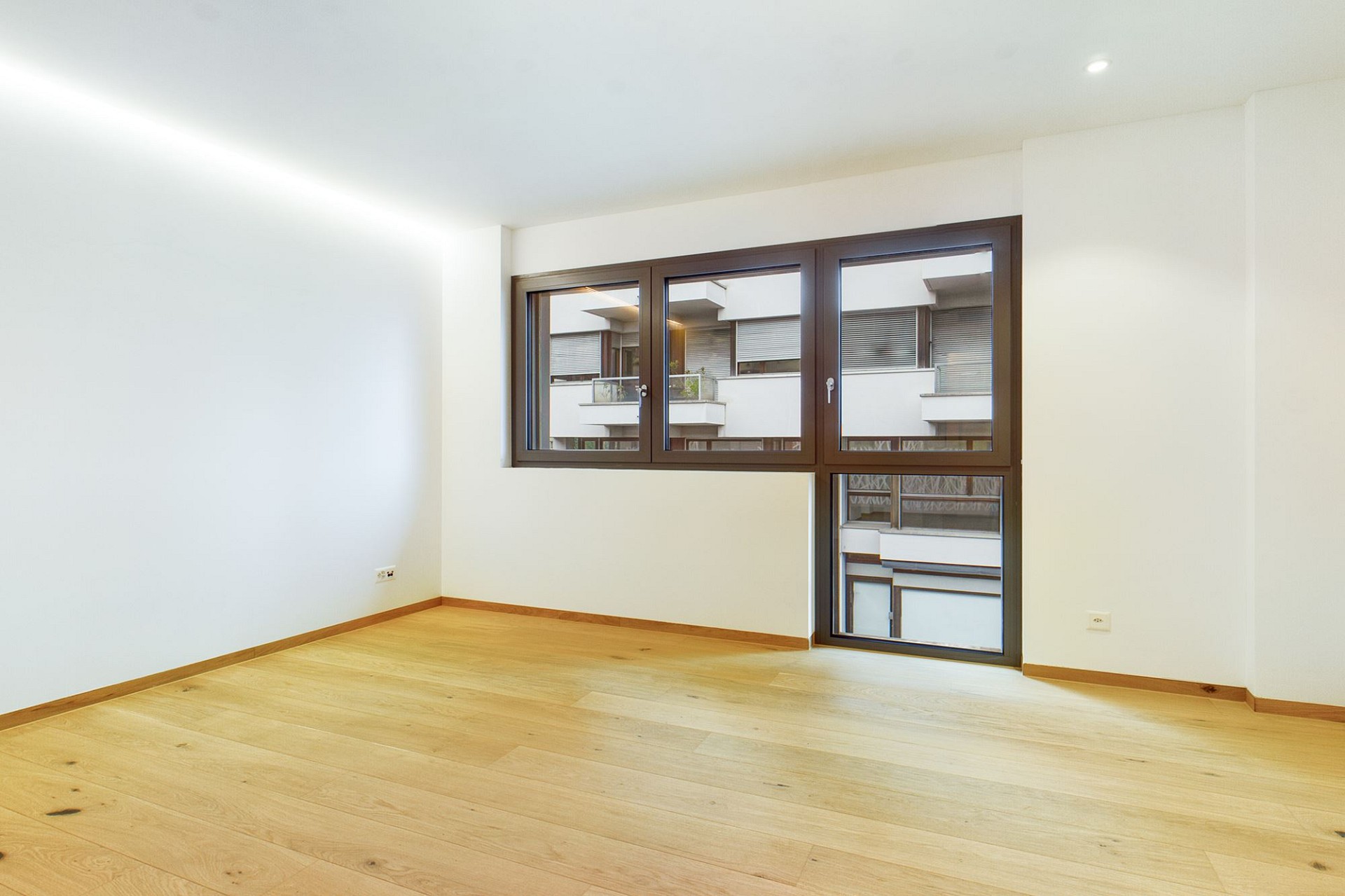 Heller leerer Raum mit großem Fenster