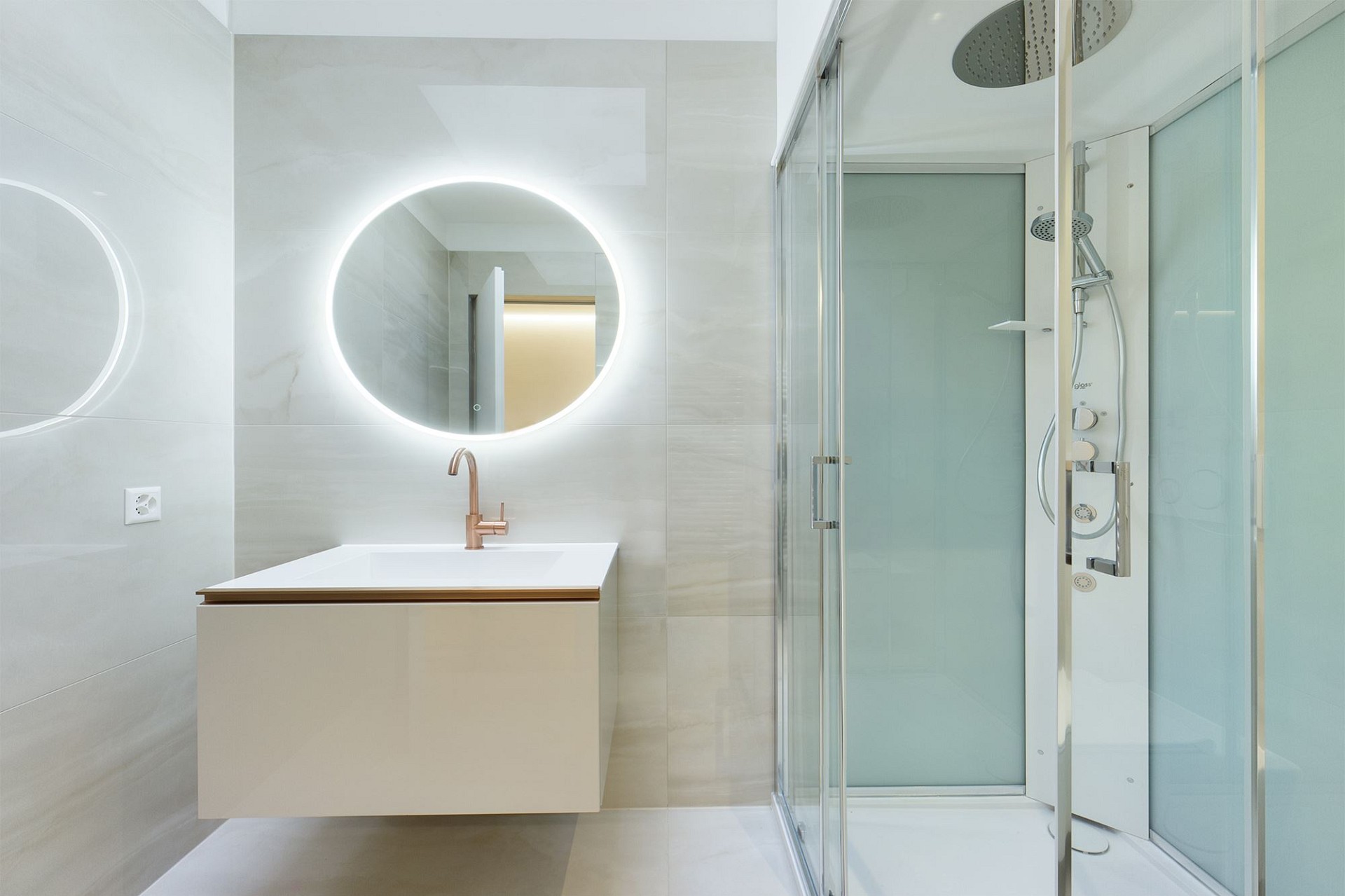 Modernes Badezimmer mit beleuchtetem Spiegel