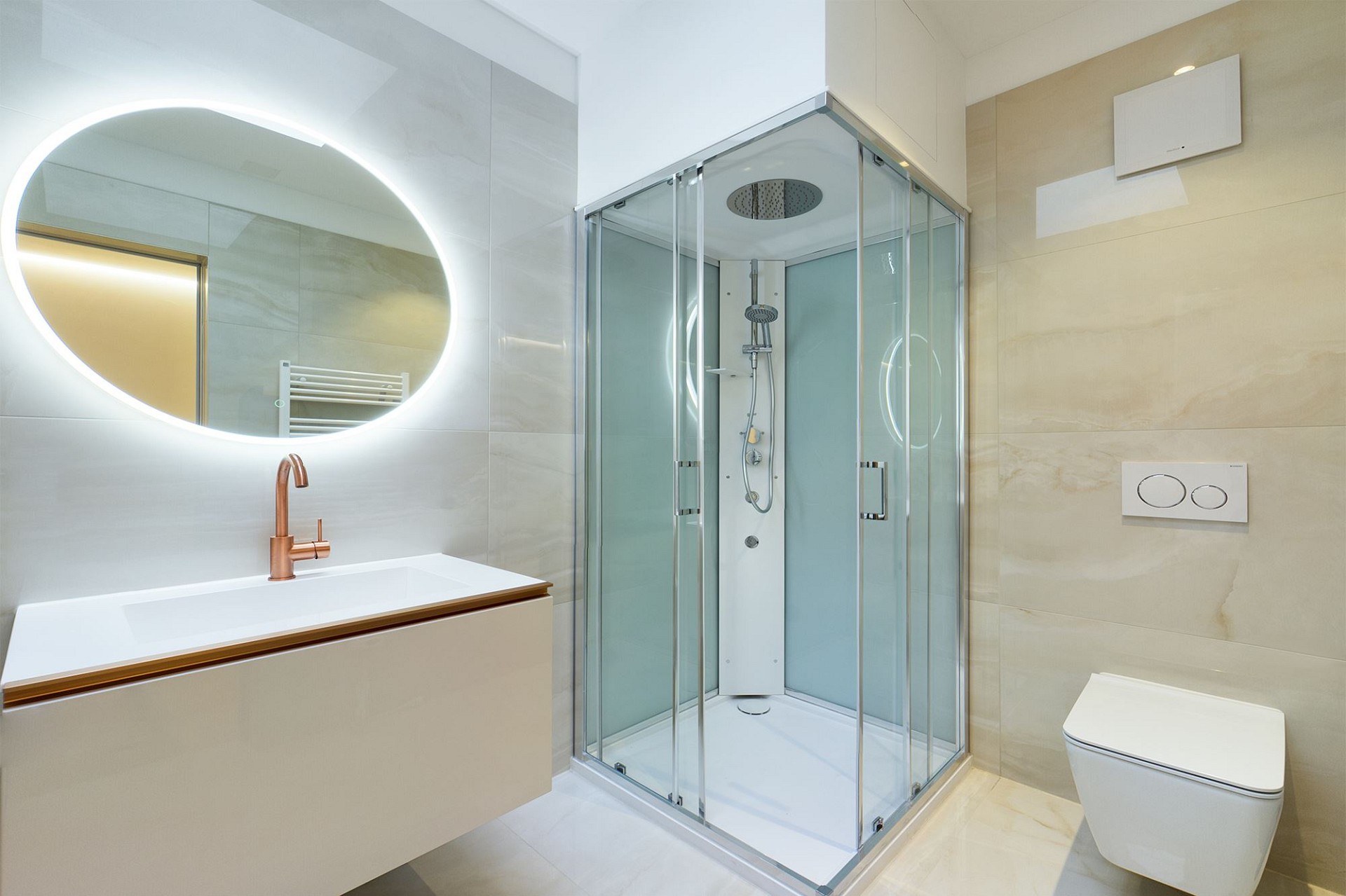 Modernes Bad mit Dusche und Wand-WC