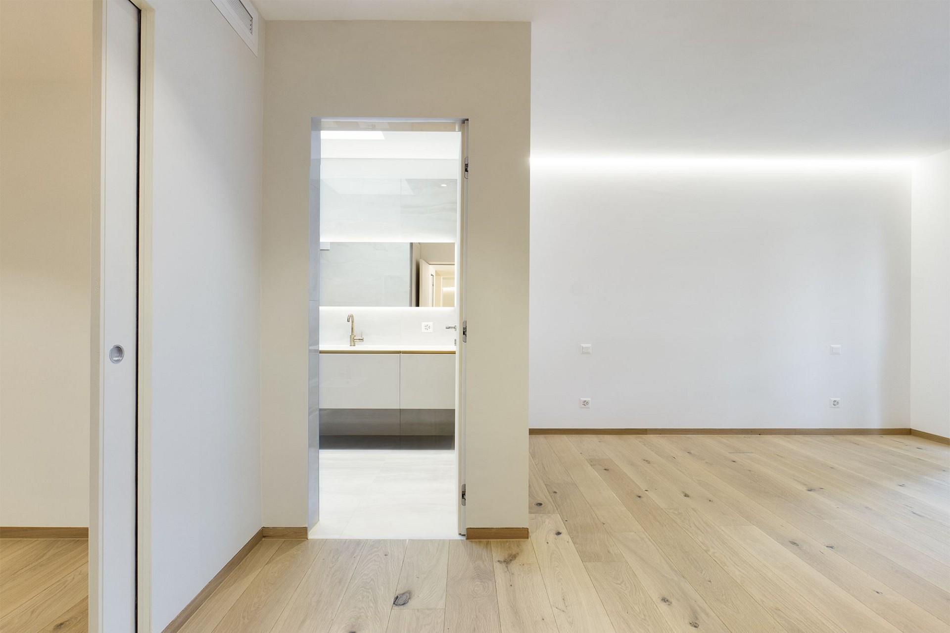 Helles, leeres Zimmer mit Durchgang zum Bad