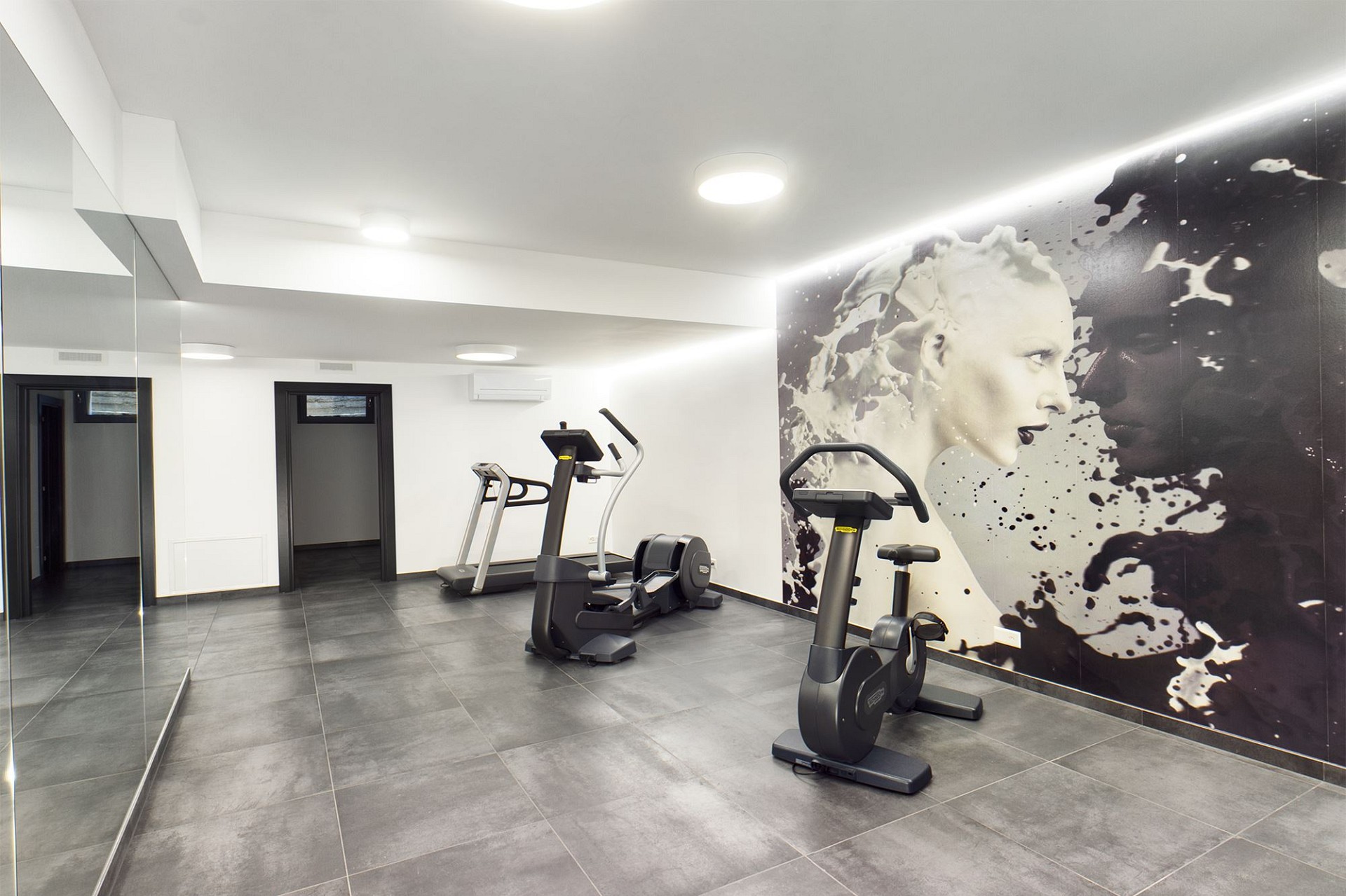 Fitnessraum mit moderner Ausstattung