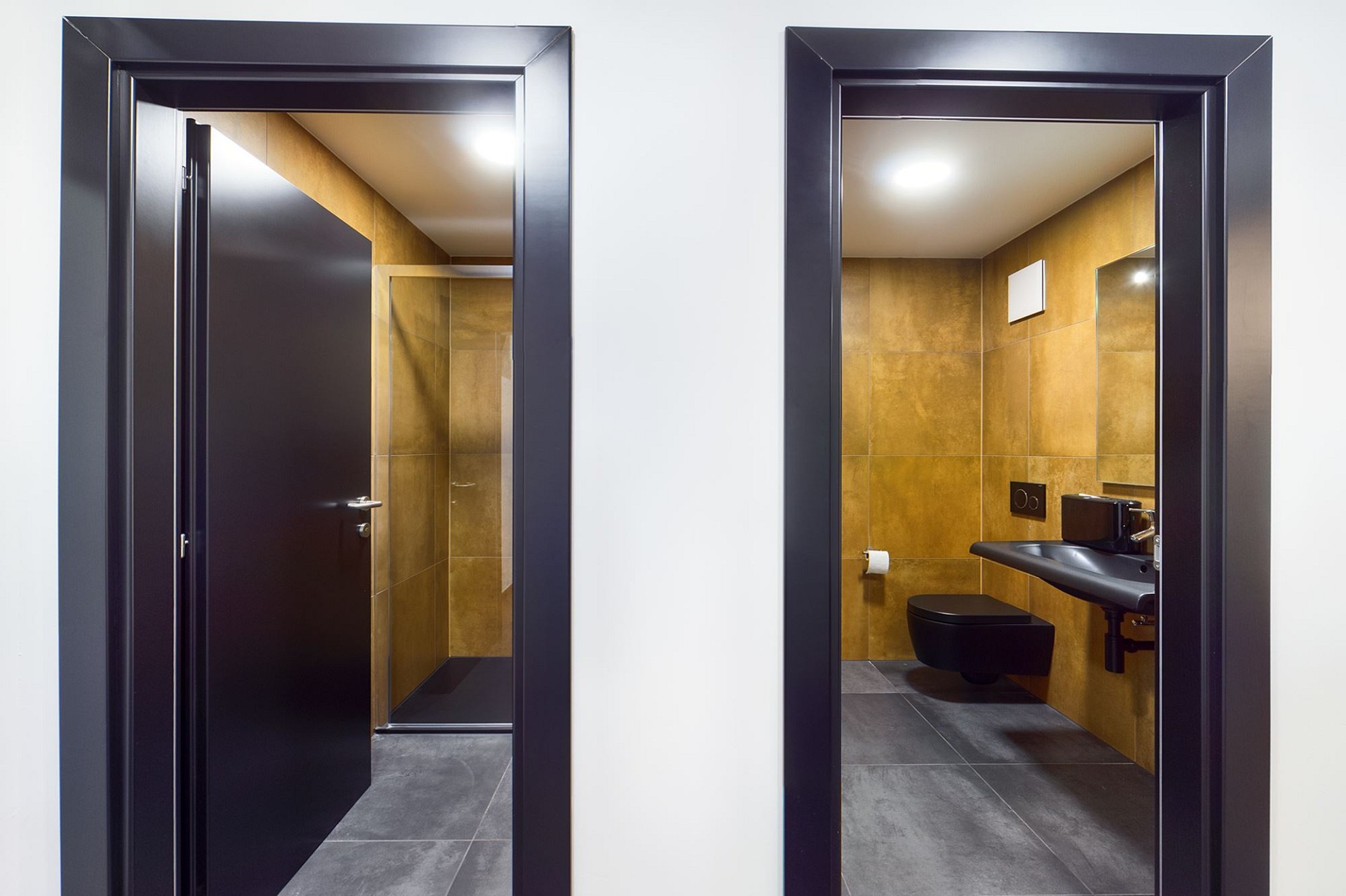 Modernes Badezimmer mit dunklen Türen