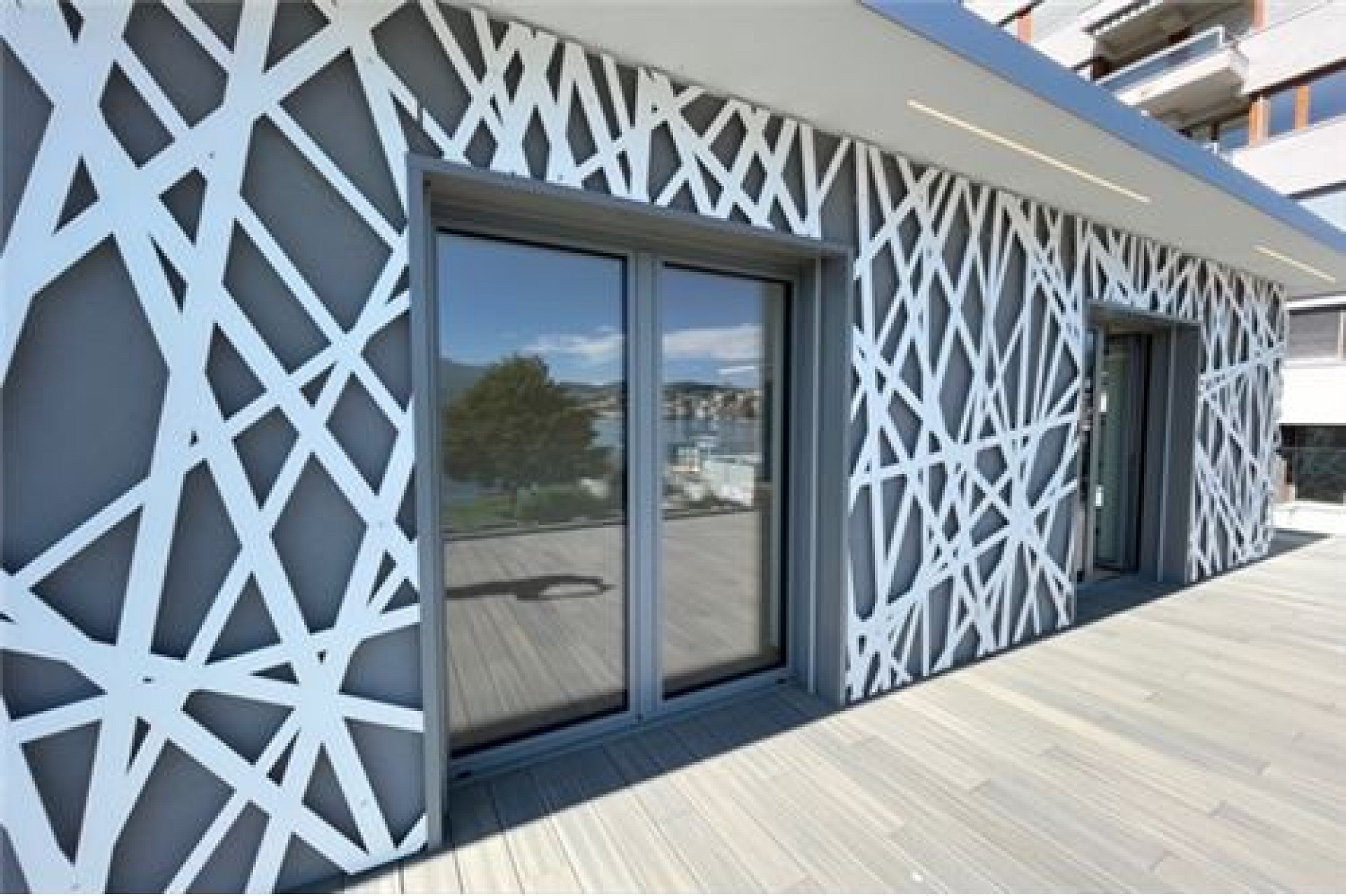 Moderne Außenfassade mit grafischem Muster und Terrasse