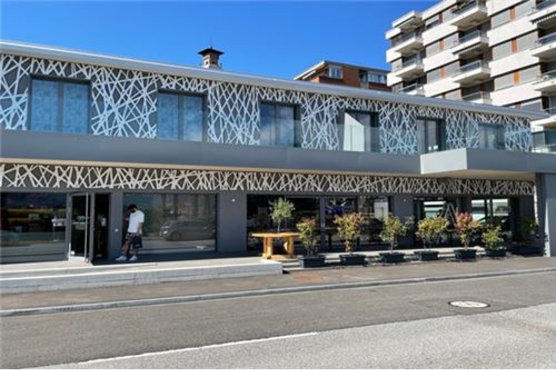 Moderne Außenansicht eines Gebäudes mit dekorativer Fassade