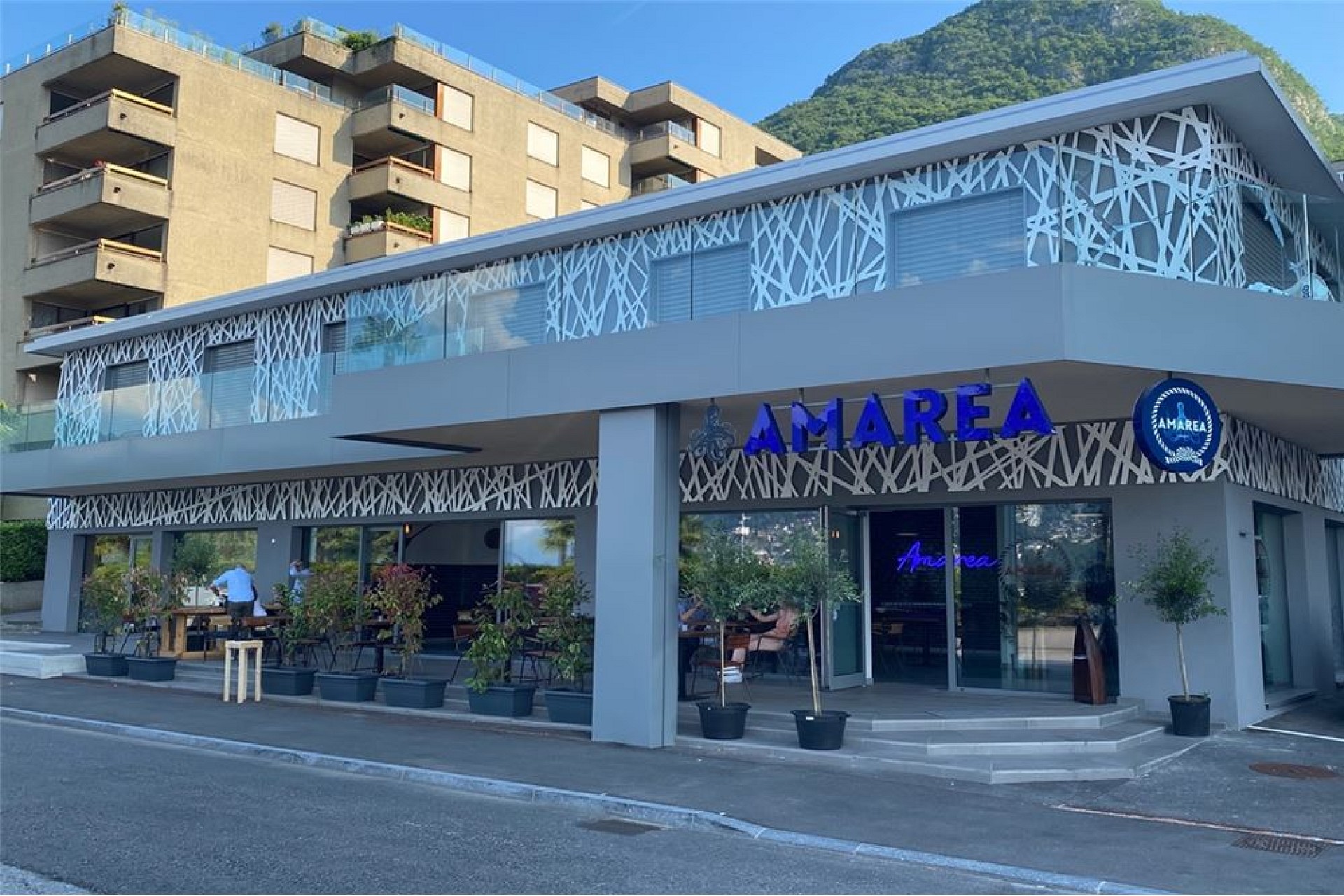 Moderne Außenansicht eines Gebäudes mit Restaurant im Erdgeschoss