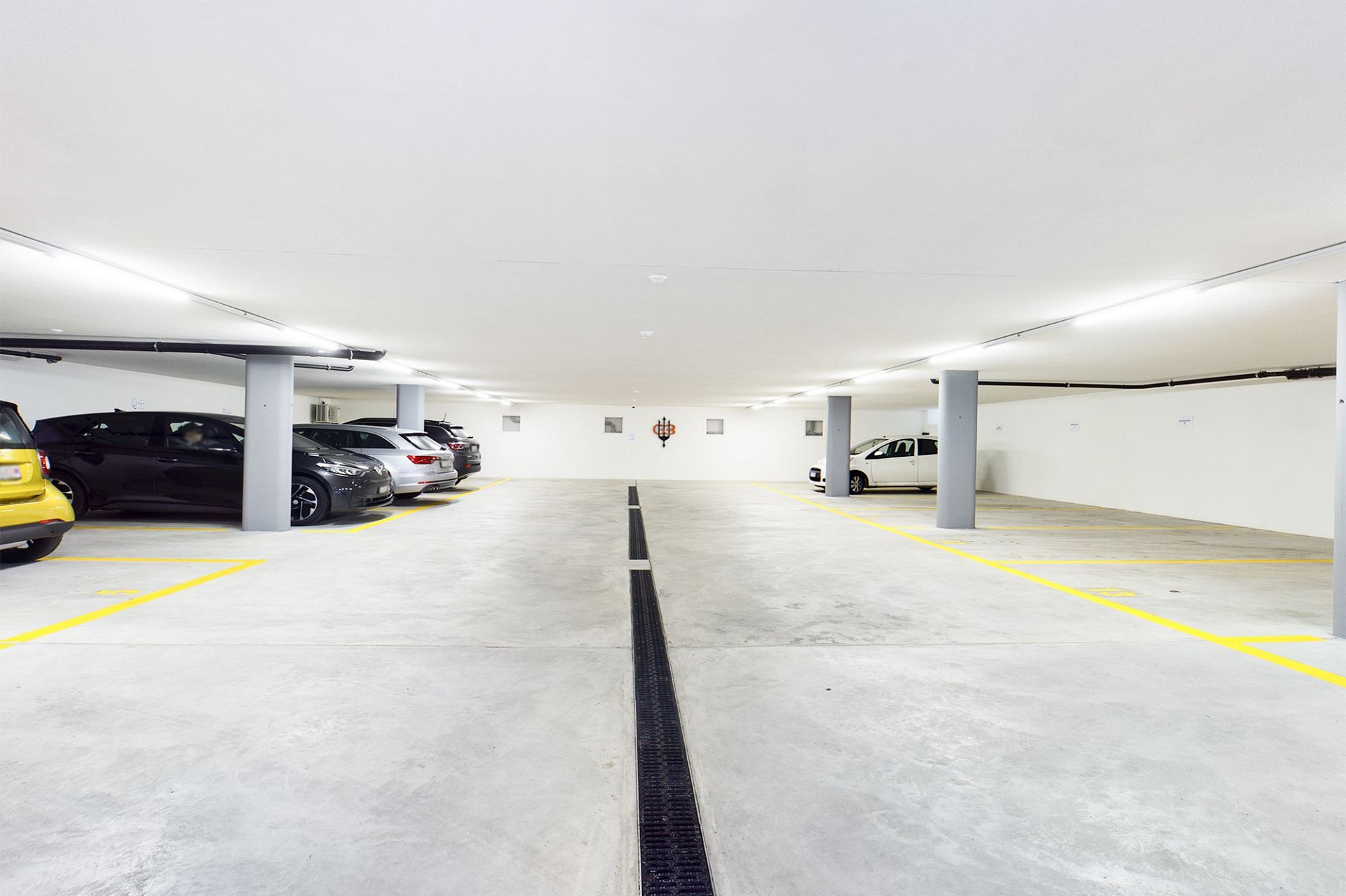 Tiefgarage mit Stellplätzen