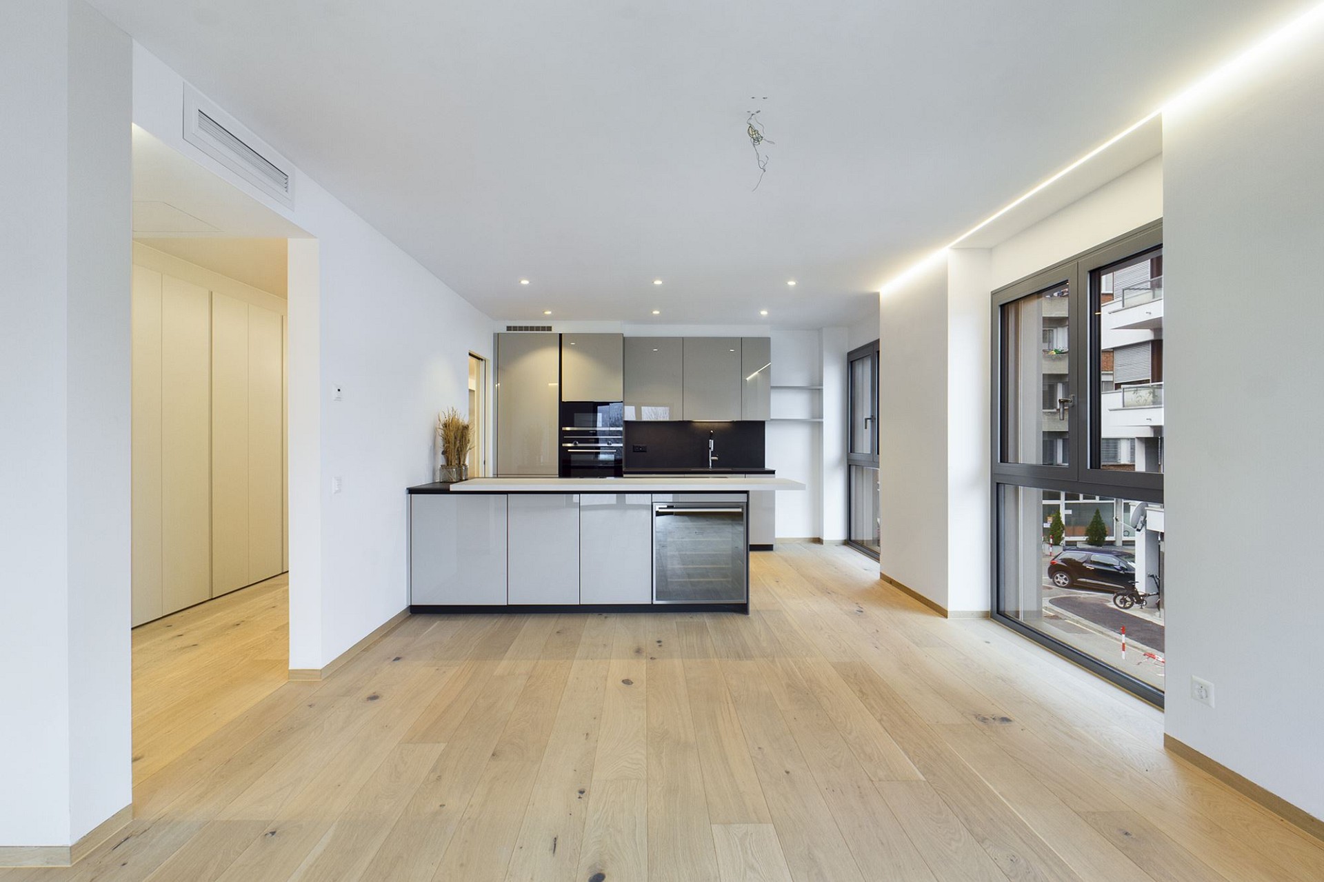 Moderne offene Wohnküche mit großer Fensterfront