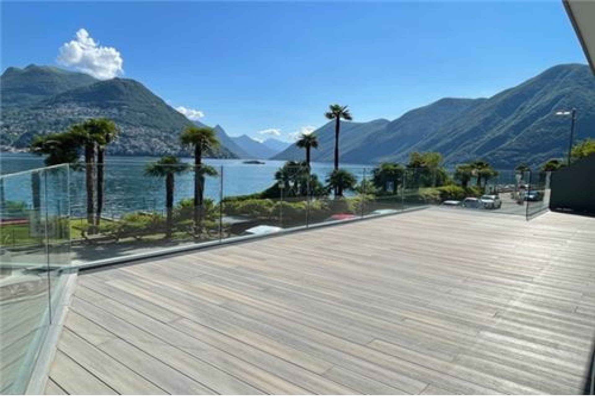 Seeblick von einer Terrasse