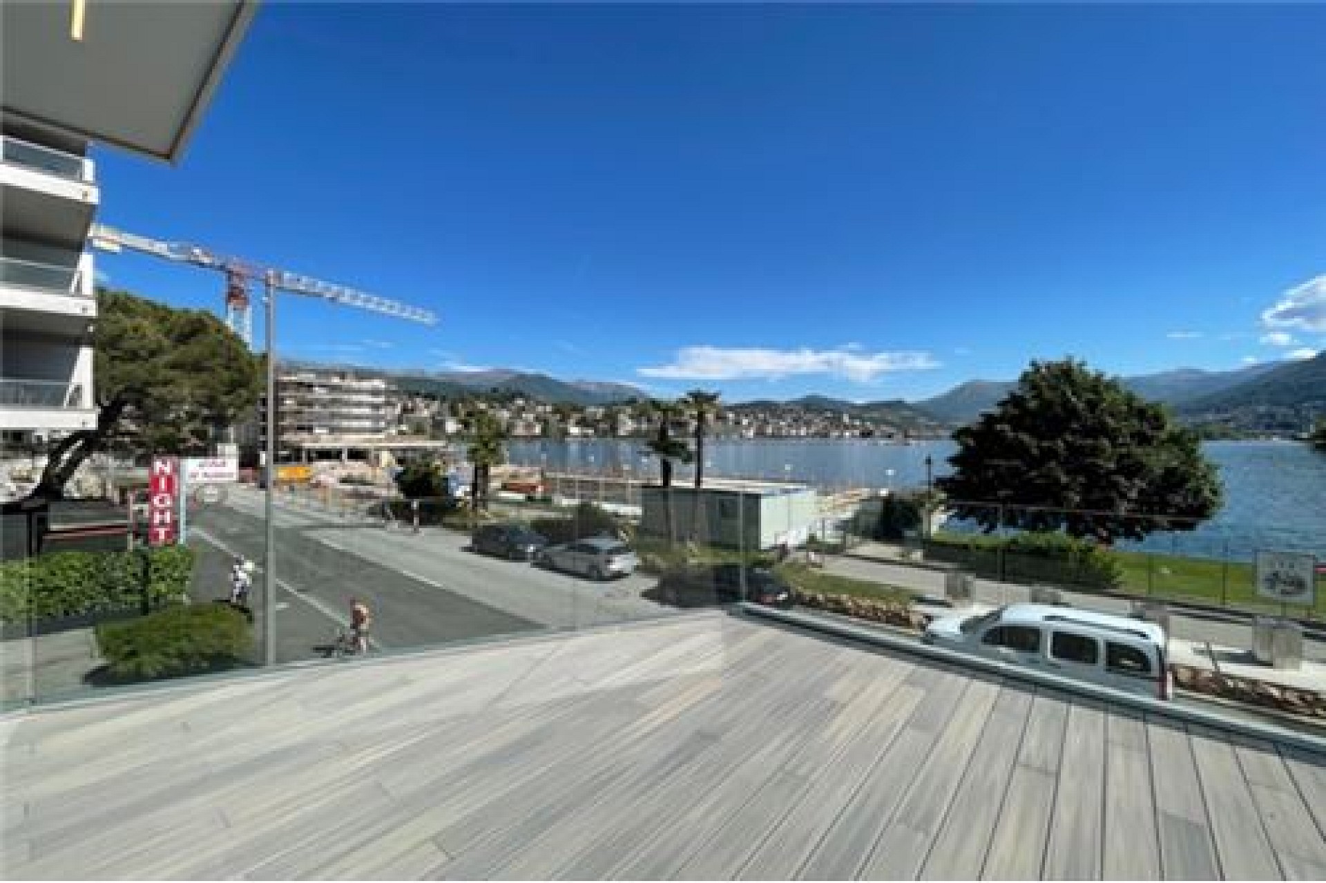 Seeblick von einer Terrasse mit Straßen- und Uferumfeld