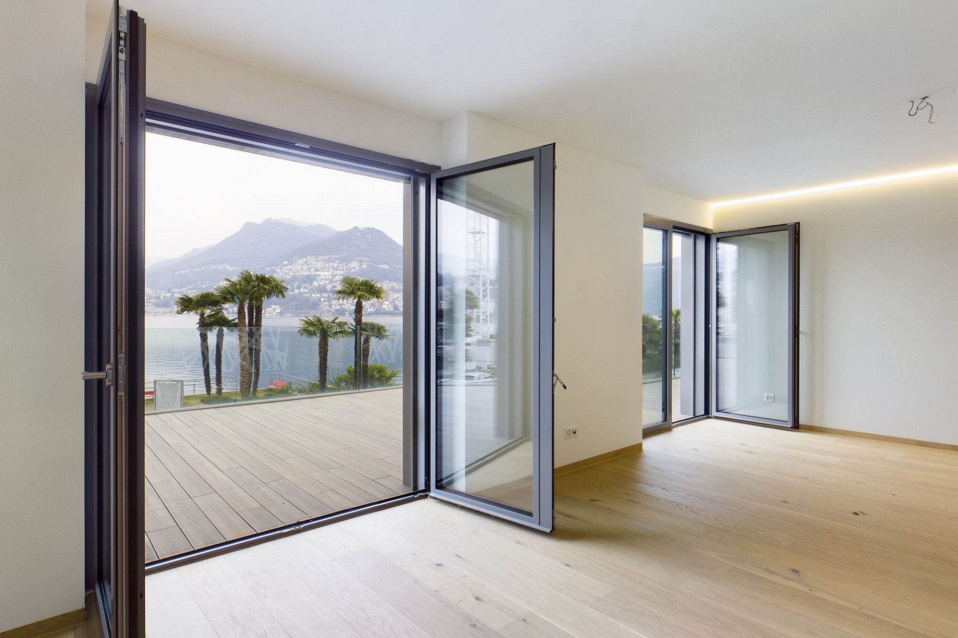 Helles Wohnzimmer mit Panoramablick