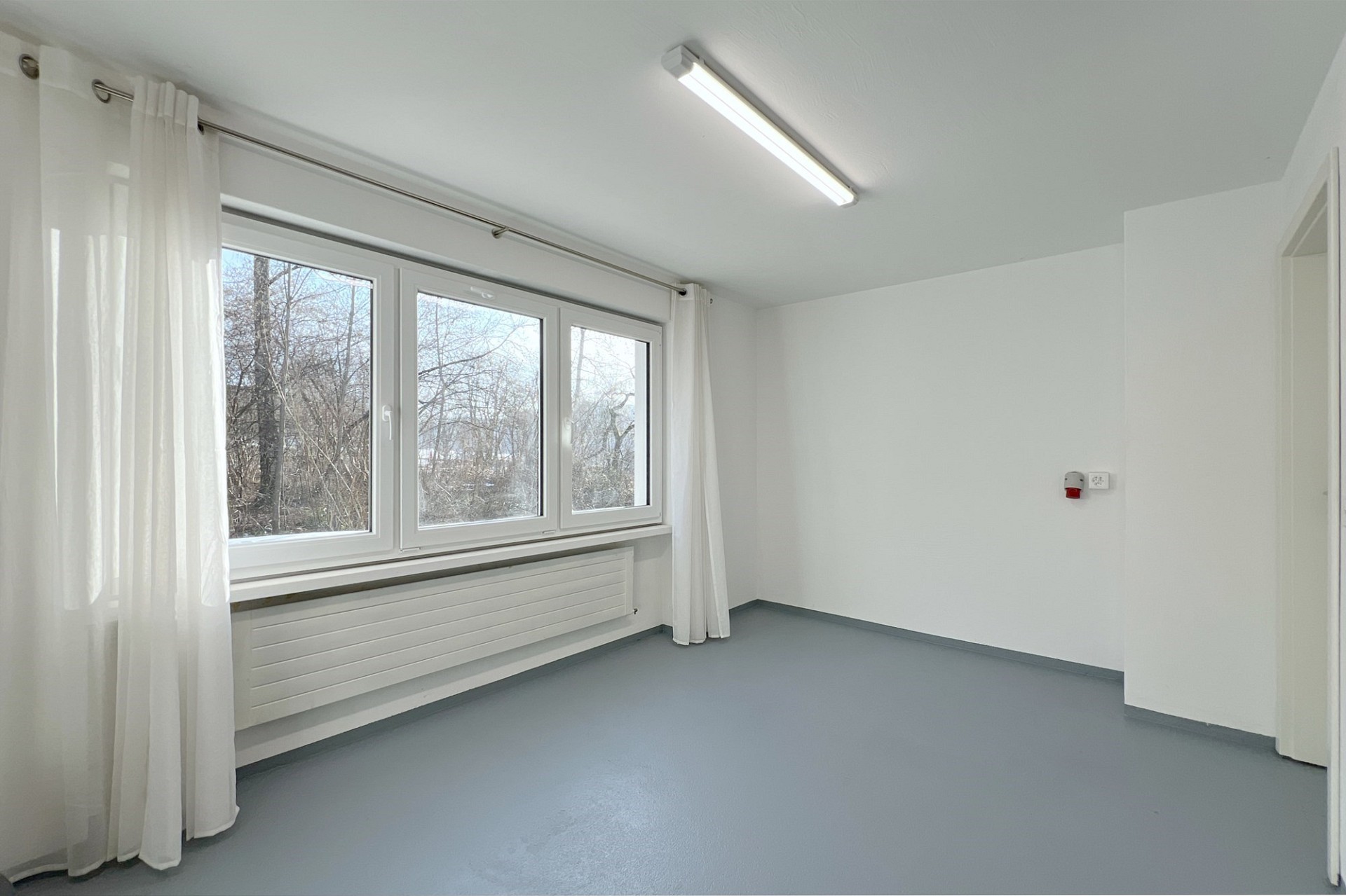 Heller leerer Raum mit großem Fensterband