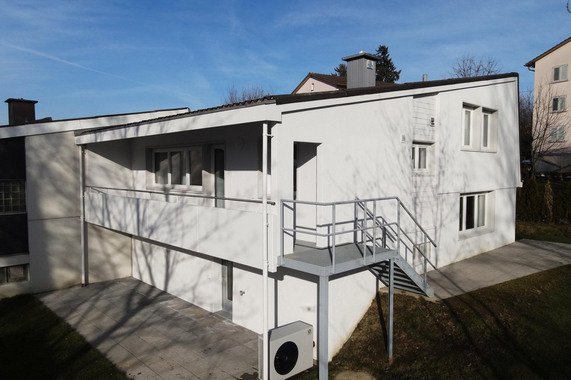 Modernes Haus mit Terrasse und Außentreppe