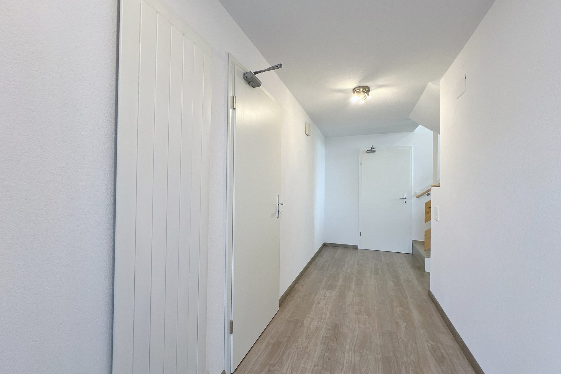 Heller Flur mit weißen Türen